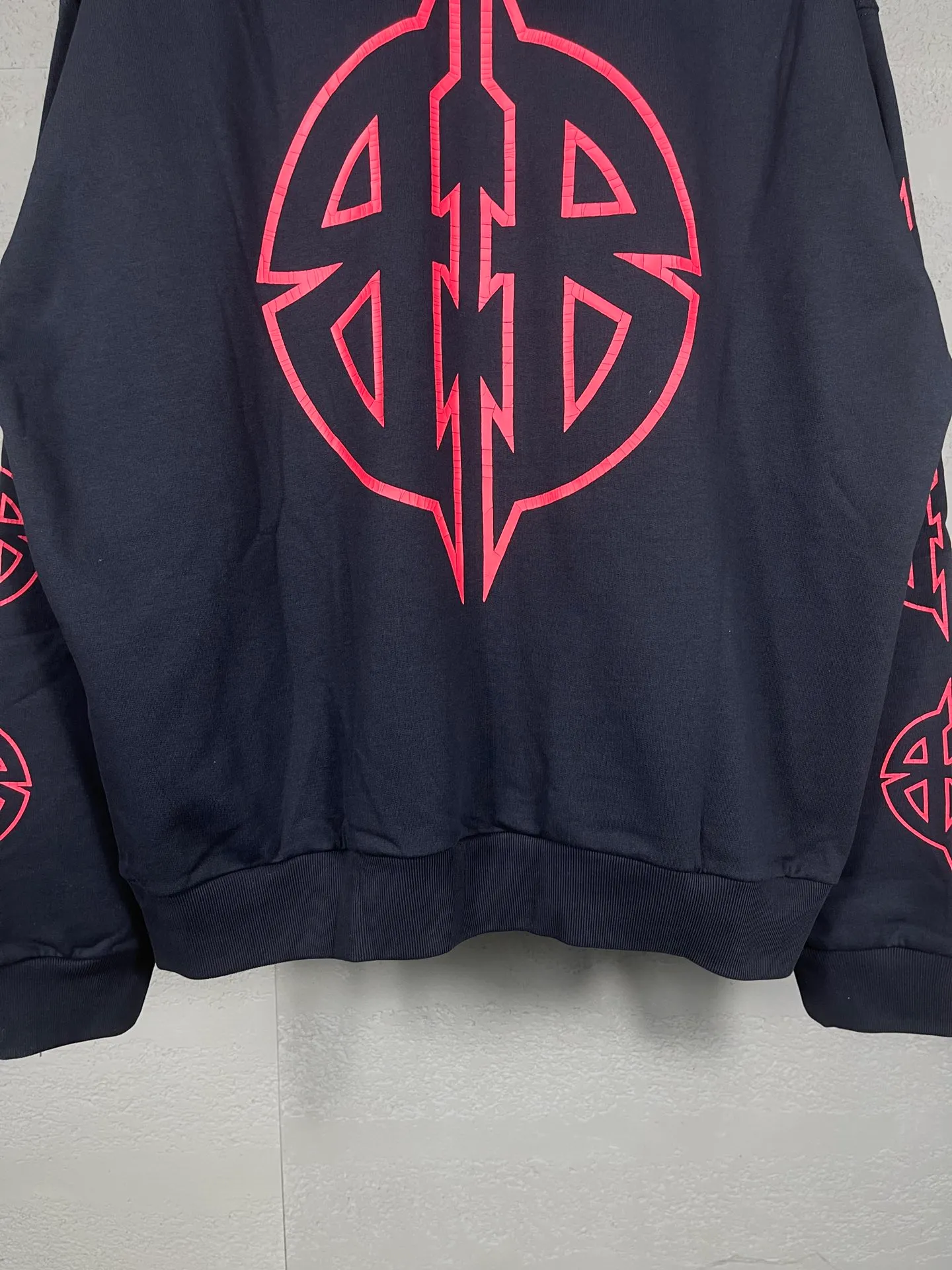 🅿️310 Real photos [Top version. Official website quality] BALENCI*GA/Paris. 2024 new style. Classic LOGO split print hooded sweatshirt. Brick cabinets are synchronized. Genuine products are developed at the first time, and you can print and compare! The fabric is made of Paris ZP custom-woven and dyed 100% cotton double-yarn compact cotton. The weight is 450 grams. The cloth surface is clean. The cloth pattern is clear, soft and comfortable. The threads are dyed with no color difference. The classic printing is made of environmentally friendly imported materials, and the letters are cracked and printed. The letters are clear and the effect is three-dimensional. Restored brick cabinet. Ready-made clothes are washed and distressed, different market currency, welcome to compare, the version adopts OS loose shoulder version. Same style for men and women Coding: BL238077 Color: Dark blue gray Size: XS S M L