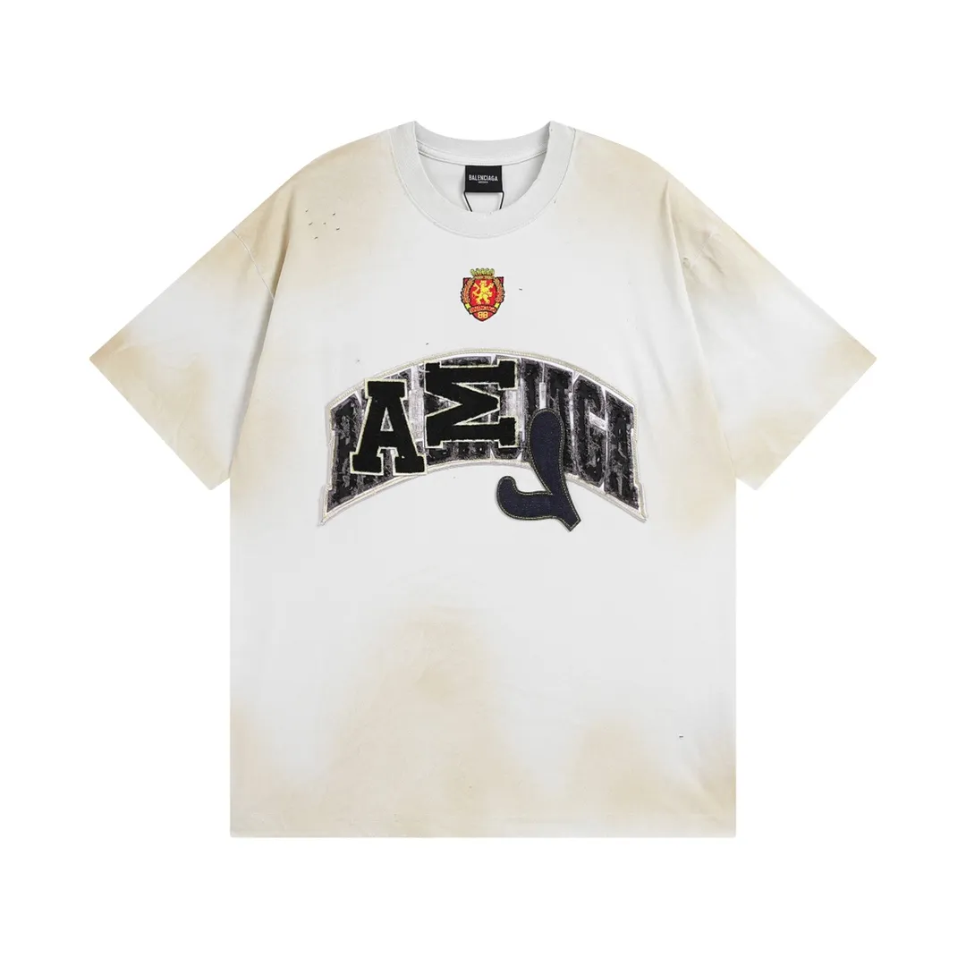🅿️280 real photos [Top version. Official website quality] BALENCI*GA/Paris co-branded Manchester United. 23 latest models. Washed. Distressed. Worn. Inkjet painting. Short-sleeved T-shirt #Embroidered badge heavily tattered. Top-notch version. Welcome to compare. The fabric is made of Paris ZP custom-woven and dyed cotton double yarn. Weighing 260 grams, the cloth surface is clean. The cloth pattern is clear, soft and comfortable. The threads are dyed with no color difference. The front pattern embroidery is made with imported machine embroidery. The color of the chapter mark is the same. The embroidery and border are embroidered. The chapter mark is worn and distressed to match the brick cabinet. Ready-made clothes are washed and distressed. Painted with graffiti. The entire piece of clothing is restored with overweight craftsmanship. Jubie market produces pictures based on pictures. Welcome to compare. The version adopts OS loose shoulder design. Same style for men and women. Code: BL223102 Color: black, beige. Size: XS to L