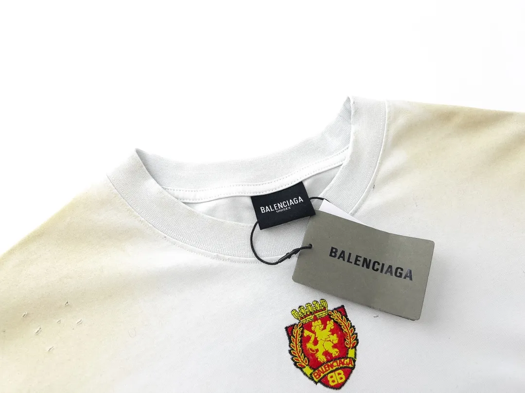 🅿️280 real photos [Top version. Official website quality] BALENCI*GA/Paris co-branded Manchester United. 23 latest models. Washed. Distressed. Worn. Inkjet painting. Short-sleeved T-shirt #Embroidered badge heavily tattered. Top-notch version. Welcome to compare. The fabric is made of Paris ZP custom-woven and dyed cotton double yarn. Weighing 260 grams, the cloth surface is clean. The cloth pattern is clear, soft and comfortable. The threads are dyed with no color difference. The front pattern embroidery is made with imported machine embroidery. The color of the chapter mark is the same. The embroidery and border are embroidered. The chapter mark is worn and distressed to match the brick cabinet. Ready-made clothes are washed and distressed. Painted with graffiti. The entire piece of clothing is restored with overweight craftsmanship. Jubie market produces pictures based on pictures. Welcome to compare. The version adopts OS loose shoulder design. Same style for men and women. Code: BL223102 Color: black, beige. Size: XS to L