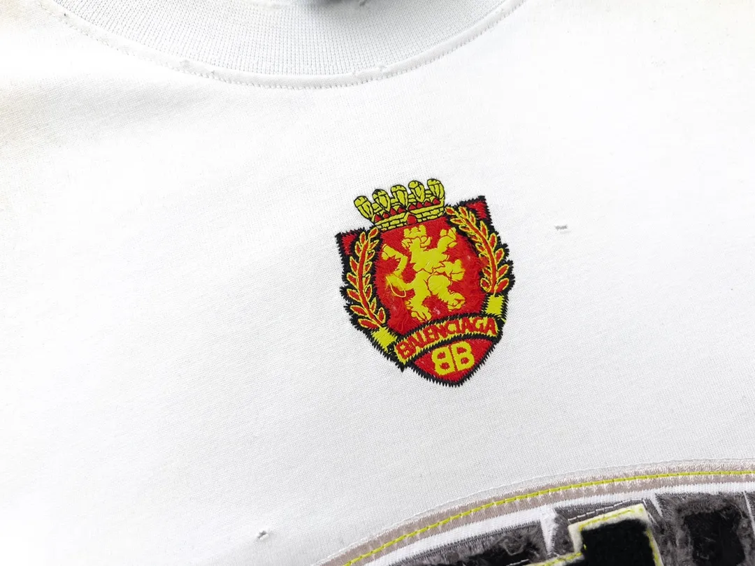 🅿️280 real photos [Top version. Official website quality] BALENCI*GA/Paris co-branded Manchester United. 23 latest models. Washed. Distressed. Worn. Inkjet painting. Short-sleeved T-shirt #Embroidered badge heavily tattered. Top-notch version. Welcome to compare. The fabric is made of Paris ZP custom-woven and dyed cotton double yarn. Weighing 260 grams, the cloth surface is clean. The cloth pattern is clear, soft and comfortable. The threads are dyed with no color difference. The front pattern embroidery is made with imported machine embroidery. The color of the chapter mark is the same. The embroidery and border are embroidered. The chapter mark is worn and distressed to match the brick cabinet. Ready-made clothes are washed and distressed. Painted with graffiti. The entire piece of clothing is restored with overweight craftsmanship. Jubie market produces pictures based on pictures. Welcome to compare. The version adopts OS loose shoulder design. Same style for men and women. Code: BL223102 Color: black, beige. Size: XS to L