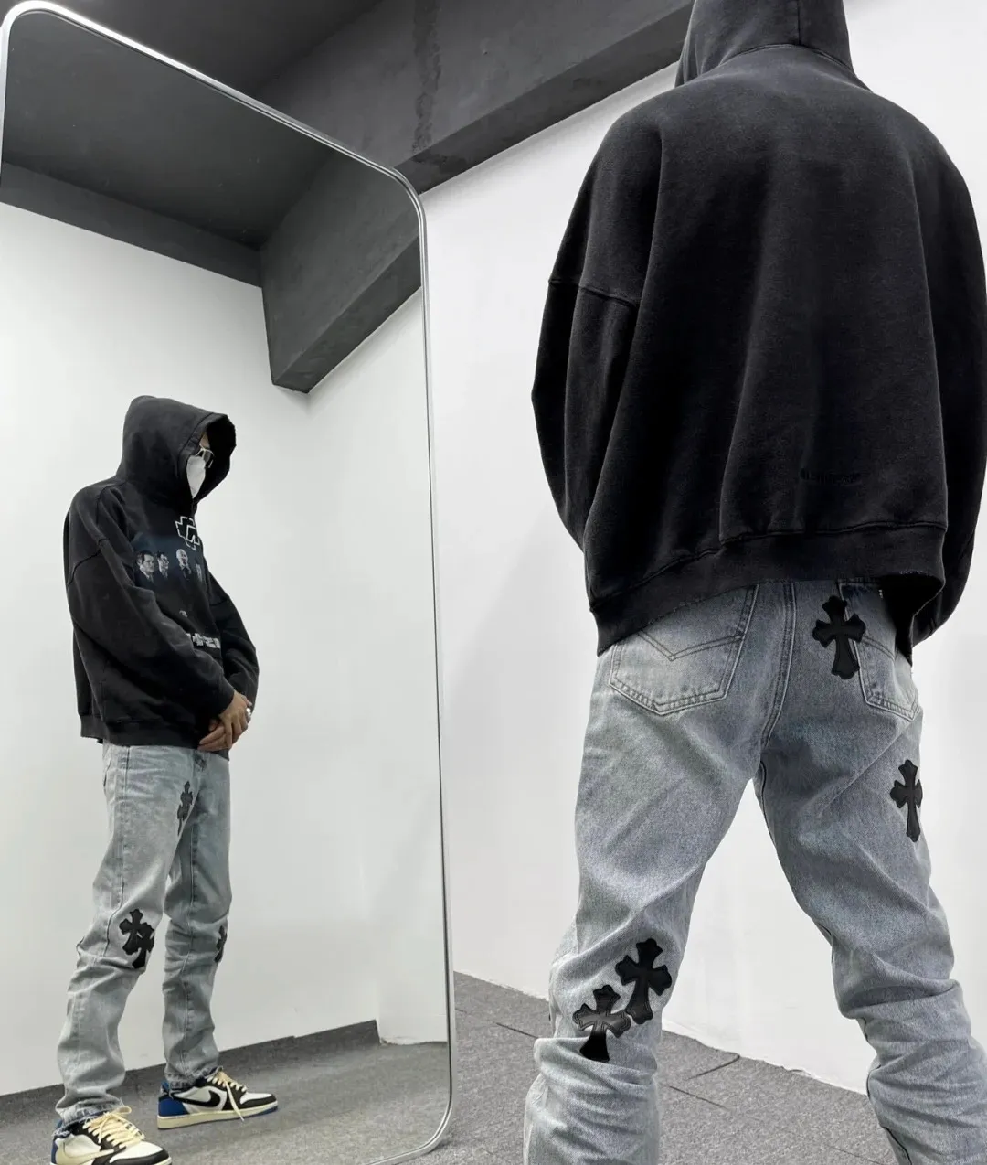 ♻️💯Upper body reference model picture❤️Latest top version of BALENCIAGA/Balenciaga 2024 SS Rammstein band co-branded hooded sweatshirt ✅No.1 quality in this market Real ceiling quality ✅All original development drawings pay attention to details to avoid mixed use of stolen pictures ✅Correct 450g custom-woven and dyed 100% cotton double yarn compact cotton fabric ✅Imported Conley direct-injection printing color ZP consistent ✅Letter cracking process, clear, firm and no hand feel ✅Ready-made garments are washed and distressed, super heavy craftsmanship, good color fastness, consistent ZP. Here is an explanation of why I am a little more expensive than others, 1. It seems to be a simple printing or embroidery, but it is not simple at all. 10000% imported machine restoration is not just a lip service. You are welcome to compare with peers. 2. Each model is produced by the company. The details of the workmanship and fabrics are consistent with the original ones. There is no color difference between the ones at the counters. Guaranteed to be no color difference. Replicas are not terrible. Who is fake is embarrassed. It’s not shameful to make a replica, it’s shameful if you can’t buy the correct version if you make a replica.  3. Note that the threaded collars are all original collars of certain countries and regions, with high wrapping. The width of the neckline and cabinets are accurate to the millimeter. Thick necklines are not easy to deform. The collars of high-end products are all restored cabinets. They are different from the big collars in the world. Ordinary garbage short-sleeves are printed with a print. The clavicle of the upper body is exposed. Please be patient. Customers who have bought genuine products or have seen genuine products will come back to place orders again. This is quality. This is quality. 4. Different styles of washed wheat main wheat, including imported wheat, have different colors and codes. Really restore the counter. As we all know, Balenciaga's collar labels in each quarter have different English or different colors. This distinguishes fast food from the world's same-colored main wheat washed wheat. 5. Pay attention to the workmanship. The stitching at the neckline has no folds, smooth and natural without overlapping lines, and truly restores this. This is something that many people cannot do. 6. The fabric is made of 450g Paris-specific double yarn. No one can make better fabrics than my family. There's really no way to compare it with the ordinary version on the market. Respect it. It's genuine and costs thousands of dollars anyway. Don't go wrong with the quality of street stall products. 7. The workmanship is fully restored and the packaging is fully restored. The cost is huge. 8. I guarantee here that this is the highest quality you can find. P: 490 Size: XS-S-M-L (The correct version is very large)