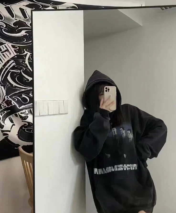 ♻️💯Upper body reference model picture❤️Latest top version of BALENCIAGA/Balenciaga 2024 SS Rammstein band co-branded hooded sweatshirt ✅No.1 quality in this market Real ceiling quality ✅All original development drawings pay attention to details to avoid mixed use of stolen pictures ✅Correct 450g custom-woven and dyed 100% cotton double yarn compact cotton fabric ✅Imported Conley direct-injection printing color ZP consistent ✅Letter cracking process, clear, firm and no hand feel ✅Ready-made garments are washed and distressed, super heavy craftsmanship, good color fastness, consistent ZP. Here is an explanation of why I am a little more expensive than others, 1. It seems to be a simple printing or embroidery, but it is not simple at all. 10000% imported machine restoration is not just a lip service. You are welcome to compare with peers. 2. Each model is produced by the company. The details of the workmanship and fabrics are consistent with the original ones. There is no color difference between the ones at the counters. Guaranteed to be no color difference. Replicas are not terrible. Who is fake is embarrassed. It’s not shameful to make a replica, it’s shameful if you can’t buy the correct version if you make a replica.  3. Note that the threaded collars are all original collars of certain countries and regions, with high wrapping. The width of the neckline and cabinets are accurate to the millimeter. Thick necklines are not easy to deform. The collars of high-end products are all restored cabinets. They are different from the big collars in the world. Ordinary garbage short-sleeves are printed with a print. The clavicle of the upper body is exposed. Please be patient. Customers who have bought genuine products or have seen genuine products will come back to place orders again. This is quality. This is quality. 4. Different styles of washed wheat main wheat, including imported wheat, have different colors and codes. Really restore the counter. As we all know, Balenciaga's collar labels in each quarter have different English or different colors. This distinguishes fast food from the world's same-colored main wheat washed wheat. 5. Pay attention to the workmanship. The stitching at the neckline has no folds, smooth and natural without overlapping lines, and truly restores this. This is something that many people cannot do. 6. The fabric is made of 450g Paris-specific double yarn. No one can make better fabrics than my family. There's really no way to compare it with the ordinary version on the market. Respect it. It's genuine and costs thousands of dollars anyway. Don't go wrong with the quality of street stall products. 7. The workmanship is fully restored and the packaging is fully restored. The cost is huge. 8. I guarantee here that this is the highest quality you can find. P: 490 Size: XS-S-M-L (The correct version is very large)