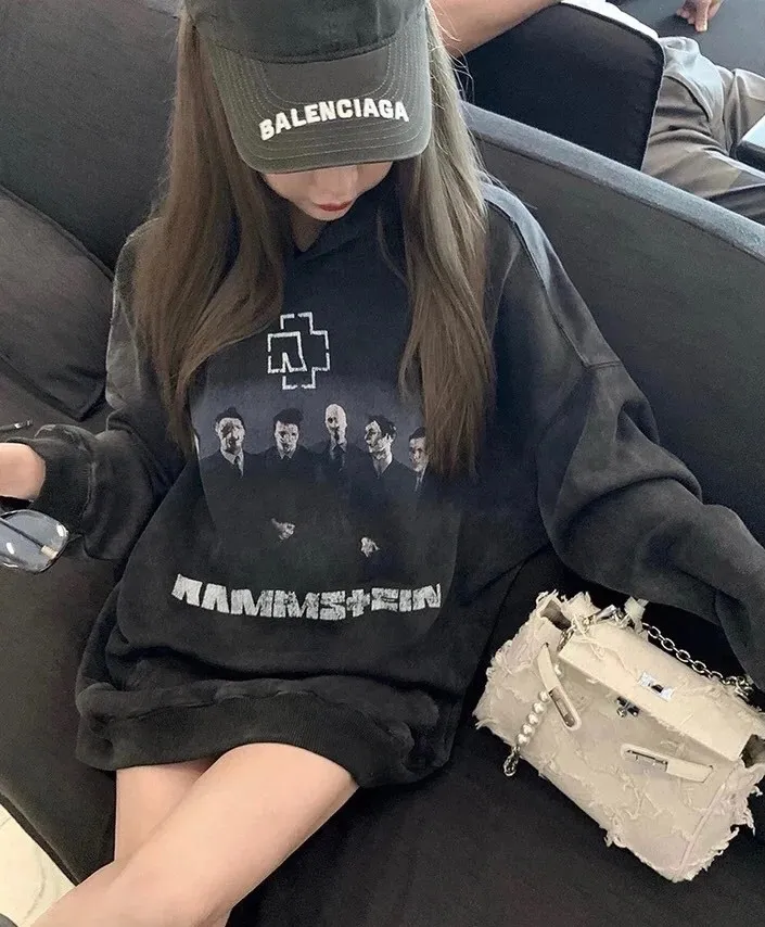 ♻️💯Upper body reference model picture❤️Latest top version of BALENCIAGA/Balenciaga 2024 SS Rammstein band co-branded hooded sweatshirt ✅No.1 quality in this market Real ceiling quality ✅All original development drawings pay attention to details to avoid mixed use of stolen pictures ✅Correct 450g custom-woven and dyed 100% cotton double yarn compact cotton fabric ✅Imported Conley direct-injection printing color ZP consistent ✅Letter cracking process, clear, firm and no hand feel ✅Ready-made garments are washed and distressed, super heavy craftsmanship, good color fastness, consistent ZP. Here is an explanation of why I am a little more expensive than others, 1. It seems to be a simple printing or embroidery, but it is not simple at all. 10000% imported machine restoration is not just a lip service. You are welcome to compare with peers. 2. Each model is produced by the company. The details of the workmanship and fabrics are consistent with the original ones. There is no color difference between the ones at the counters. Guaranteed to be no color difference. Replicas are not terrible. Who is fake is embarrassed. It’s not shameful to make a replica, it’s shameful if you can’t buy the correct version if you make a replica.  3. Note that the threaded collars are all original collars of certain countries and regions, with high wrapping. The width of the neckline and cabinets are accurate to the millimeter. Thick necklines are not easy to deform. The collars of high-end products are all restored cabinets. They are different from the big collars in the world. Ordinary garbage short-sleeves are printed with a print. The clavicle of the upper body is exposed. Please be patient. Customers who have bought genuine products or have seen genuine products will come back to place orders again. This is quality. This is quality. 4. Different styles of washed wheat main wheat, including imported wheat, have different colors and codes. Really restore the counter. As we all know, Balenciaga's collar labels in each quarter have different English or different colors. This distinguishes fast food from the world's same-colored main wheat washed wheat. 5. Pay attention to the workmanship. The stitching at the neckline has no folds, smooth and natural without overlapping lines, and truly restores this. This is something that many people cannot do. 6. The fabric is made of 450g Paris-specific double yarn. No one can make better fabrics than my family. There's really no way to compare it with the ordinary version on the market. Respect it. It's genuine and costs thousands of dollars anyway. Don't go wrong with the quality of street stall products. 7. The workmanship is fully restored and the packaging is fully restored. The cost is huge. 8. I guarantee here that this is the highest quality you can find. P: 490 Size: XS-S-M-L (The correct version is very large)