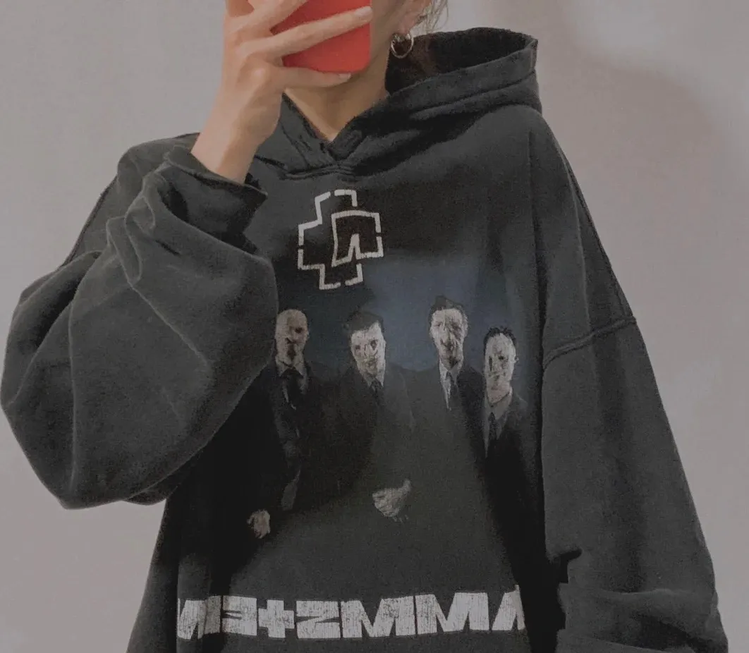 ♻️💯Upper body reference model picture❤️Latest top version of BALENCIAGA/Balenciaga 2024 SS Rammstein band co-branded hooded sweatshirt ✅No.1 quality in this market Real ceiling quality ✅All original development drawings pay attention to details to avoid mixed use of stolen pictures ✅Correct 450g custom-woven and dyed 100% cotton double yarn compact cotton fabric ✅Imported Conley direct-injection printing color ZP consistent ✅Letter cracking process, clear, firm and no hand feel ✅Ready-made garments are washed and distressed, super heavy craftsmanship, good color fastness, consistent ZP. Here is an explanation of why I am a little more expensive than others, 1. It seems to be a simple printing or embroidery, but it is not simple at all. 10000% imported machine restoration is not just a lip service. You are welcome to compare with peers. 2. Each model is produced by the company. The details of the workmanship and fabrics are consistent with the original ones. There is no color difference between the ones at the counters. Guaranteed to be no color difference. Replicas are not terrible. Who is fake is embarrassed. It’s not shameful to make a replica, it’s shameful if you can’t buy the correct version if you make a replica.  3. Note that the threaded collars are all original collars of certain countries and regions, with high wrapping. The width of the neckline and cabinets are accurate to the millimeter. Thick necklines are not easy to deform. The collars of high-end products are all restored cabinets. They are different from the big collars in the world. Ordinary garbage short-sleeves are printed with a print. The clavicle of the upper body is exposed. Please be patient. Customers who have bought genuine products or have seen genuine products will come back to place orders again. This is quality. This is quality. 4. Different styles of washed wheat main wheat, including imported wheat, have different colors and codes. Really restore the counter. As we all know, Balenciaga's collar labels in each quarter have different English or different colors. This distinguishes fast food from the world's same-colored main wheat washed wheat. 5. Pay attention to the workmanship. The stitching at the neckline has no folds, smooth and natural without overlapping lines, and truly restores this. This is something that many people cannot do. 6. The fabric is made of 450g Paris-specific double yarn. No one can make better fabrics than my family. There's really no way to compare it with the ordinary version on the market. Respect it. It's genuine and costs thousands of dollars anyway. Don't go wrong with the quality of street stall products. 7. The workmanship is fully restored and the packaging is fully restored. The cost is huge. 8. I guarantee here that this is the highest quality you can find. P: 490 Size: XS-S-M-L (The correct version is very large)