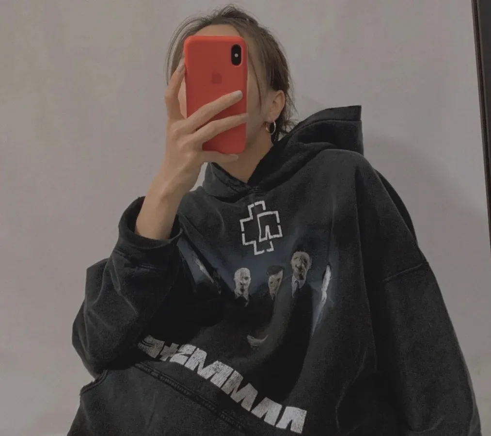 ♻️💯Upper body reference model picture❤️Latest top version of BALENCIAGA/Balenciaga 2024 SS Rammstein band co-branded hooded sweatshirt ✅No.1 quality in this market Real ceiling quality ✅All original development drawings pay attention to details to avoid mixed use of stolen pictures ✅Correct 450g custom-woven and dyed 100% cotton double yarn compact cotton fabric ✅Imported Conley direct-injection printing color ZP consistent ✅Letter cracking process, clear, firm and no hand feel ✅Ready-made garments are washed and distressed, super heavy craftsmanship, good color fastness, consistent ZP. Here is an explanation of why I am a little more expensive than others, 1. It seems to be a simple printing or embroidery, but it is not simple at all. 10000% imported machine restoration is not just a lip service. You are welcome to compare with peers. 2. Each model is produced by the company. The details of the workmanship and fabrics are consistent with the original ones. There is no color difference between the ones at the counters. Guaranteed to be no color difference. Replicas are not terrible. Who is fake is embarrassed. It’s not shameful to make a replica, it’s shameful if you can’t buy the correct version if you make a replica.  3. Note that the threaded collars are all original collars of certain countries and regions, with high wrapping. The width of the neckline and cabinets are accurate to the millimeter. Thick necklines are not easy to deform. The collars of high-end products are all restored cabinets. They are different from the big collars in the world. Ordinary garbage short-sleeves are printed with a print. The clavicle of the upper body is exposed. Please be patient. Customers who have bought genuine products or have seen genuine products will come back to place orders again. This is quality. This is quality. 4. Different styles of washed wheat main wheat, including imported wheat, have different colors and codes. Really restore the counter. As we all know, Balenciaga's collar labels in each quarter have different English or different colors. This distinguishes fast food from the world's same-colored main wheat washed wheat. 5. Pay attention to the workmanship. The stitching at the neckline has no folds, smooth and natural without overlapping lines, and truly restores this. This is something that many people cannot do. 6. The fabric is made of 450g Paris-specific double yarn. No one can make better fabrics than my family. There's really no way to compare it with the ordinary version on the market. Respect it. It's genuine and costs thousands of dollars anyway. Don't go wrong with the quality of street stall products. 7. The workmanship is fully restored and the packaging is fully restored. The cost is huge. 8. I guarantee here that this is the highest quality you can find. P: 490 Size: XS-S-M-L (The correct version is very large)