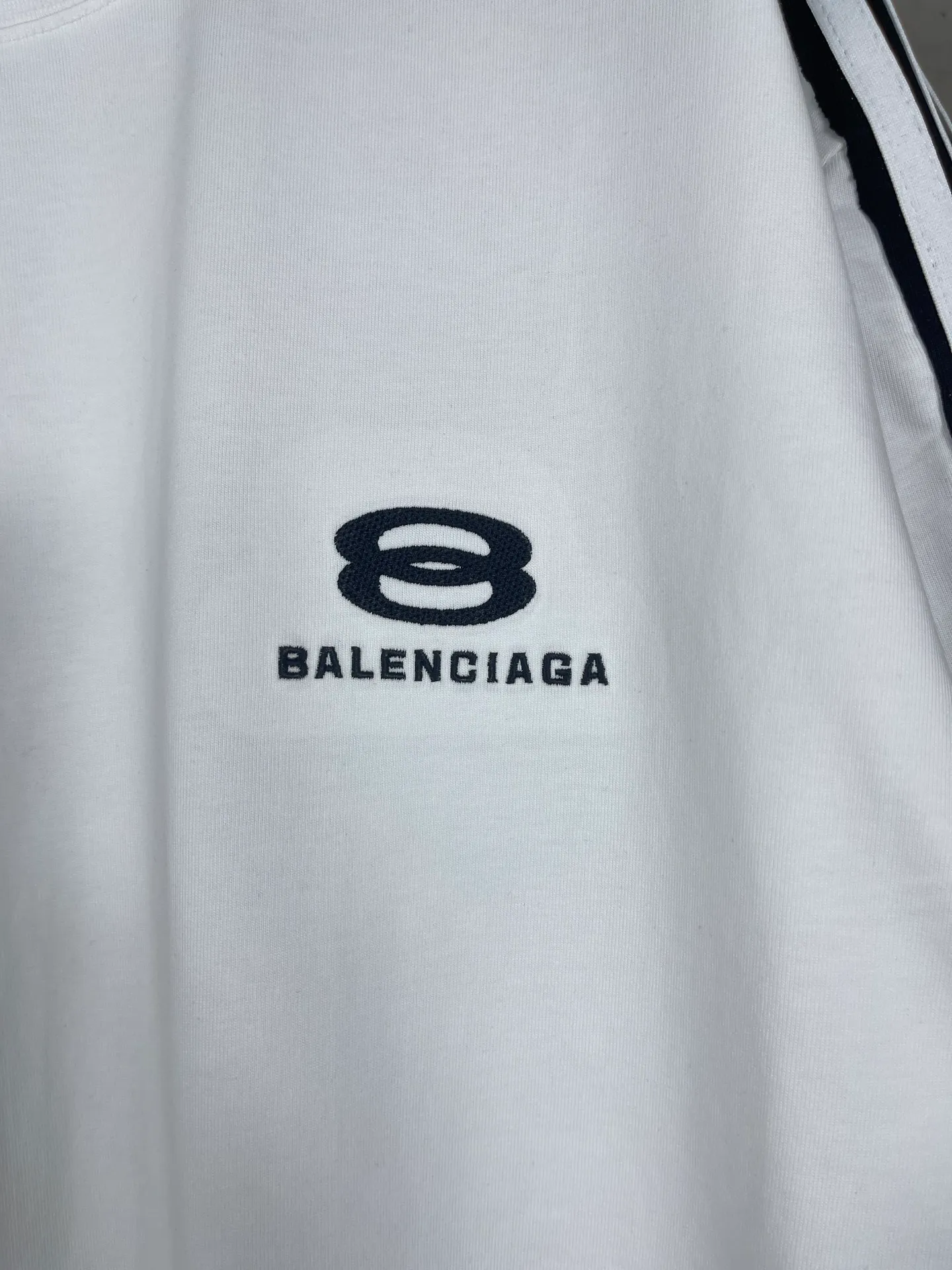 🅿️196 Detailed picture [Top version. Official website quality] BALENCI*GA/Paris SS25 latest model, raglan sleeves with color matching, drawstring, and classic LOGO short-sleeved T-shirt embroidered on the front left chest #Classic Fashion. Brick cabinets are synchronized and developed at the first time. The fabric is made of Paris ZP custom-woven and dyed cotton double yarn. Weighing 260 grams, the cloth surface is clean. The cloth pattern is clear, soft and comfortable. The threads are dyed with no color difference. The classic pattern embroidery is embroidered using an imported Tajima embroidery machine. The letters are clear, three-dimensional and without burrs. Jubie market produces pictures based on pictures. Welcome to compare. The version adopts OS loose shoulder design. Same style for men and women. Code: BL253685 Color: black, white Size: XS S M L