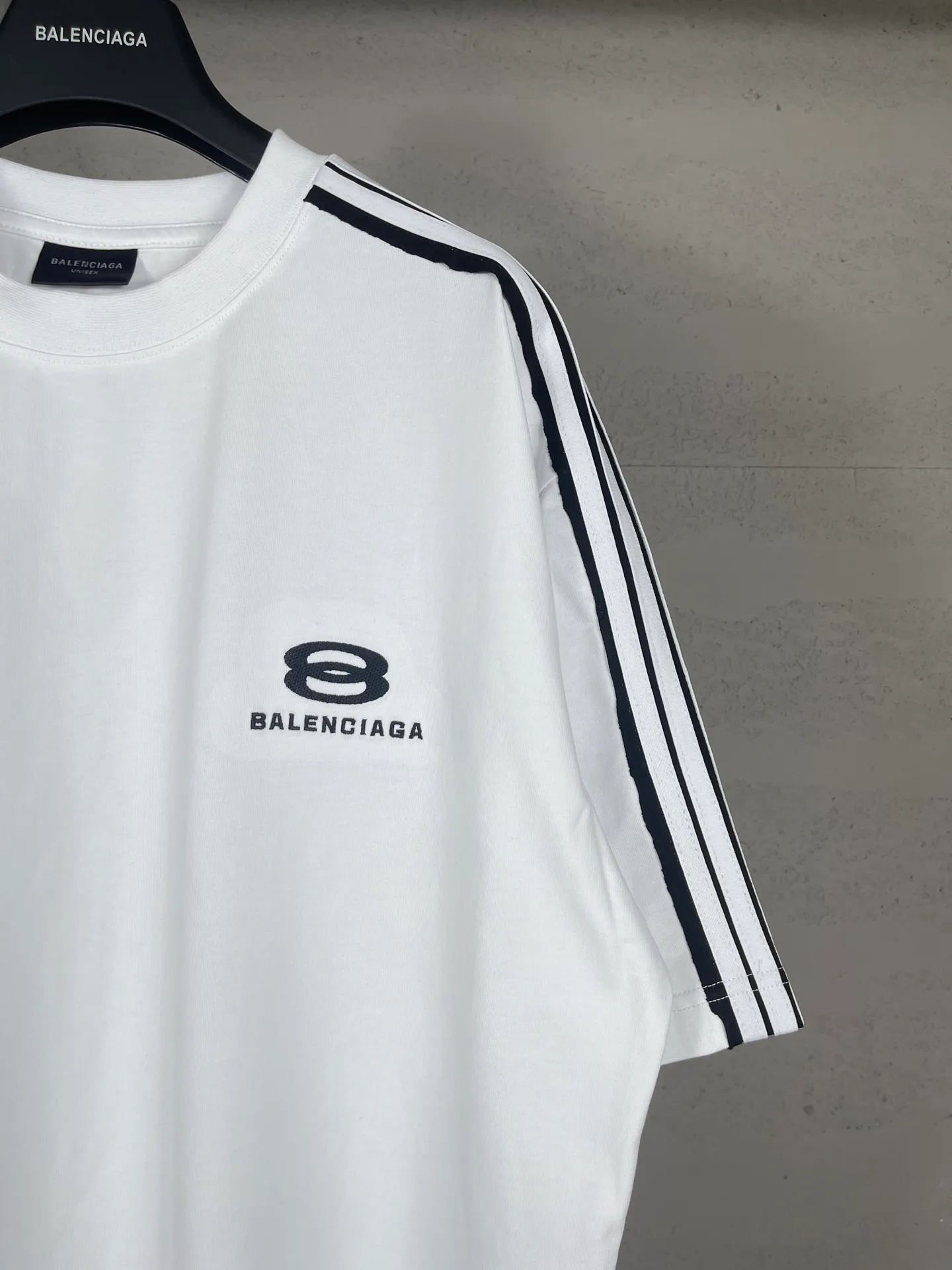 🅿️196 Detailed picture [Top version. Official website quality] BALENCI*GA/Paris SS25 latest model, raglan sleeves with color matching, drawstring, and classic LOGO short-sleeved T-shirt embroidered on the front left chest #Classic Fashion. Brick cabinets are synchronized and developed at the first time. The fabric is made of Paris ZP custom-woven and dyed cotton double yarn. Weighing 260 grams, the cloth surface is clean. The cloth pattern is clear, soft and comfortable. The threads are dyed with no color difference. The classic pattern embroidery is embroidered using an imported Tajima embroidery machine. The letters are clear, three-dimensional and without burrs. Jubie market produces pictures based on pictures. Welcome to compare. The version adopts OS loose shoulder design. Same style for men and women. Code: BL253685 Color: black, white Size: XS S M L