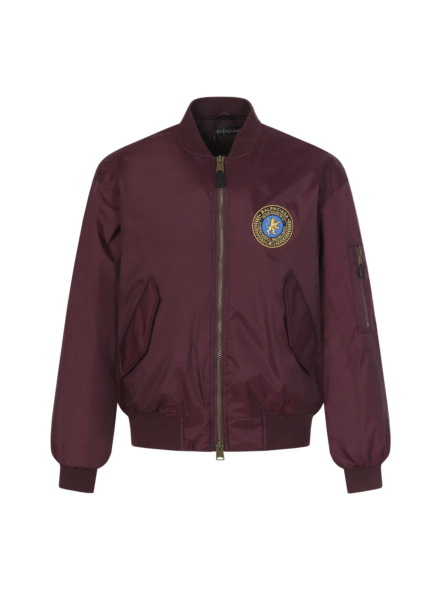 🅿️650 [Original quality] Balenciaga/Balenciaga patched bomber jacket. Customized dense-pore cold-pressed fiber nylon fabric and velvet cloud cotton sheet inside. Full texture. Thick and solid. Every inch contains heavy warmth. The warm light of burgundy purple is the main tone. It is flamboyant and restrained. The slightly dropped shoulder silhouette is flattering. The gold lion emblem patch is embellished on the chest, continuing the identity identification function of the badge. A silent statement when worn on the body. The lining and padding design highlights the wrapping effect and subtly combines the warmth of cotton clothing with the aesthetics of life. Leading the trend in the name of design. Process 1: Using imported machine embroidery technology. Using advanced computer control systems and precision mechanical components. Paris lion emblem patch embroidery operation with high precision and smooth and delicate lines. Process 2: Purely manual disassembly process after water. After completing the initial combination of the lining fabric and the cotton piece, the craftsman will make further adjustments and disassembly in the water. The lining fabric and the cotton piece can achieve a perfect combination, making the lining fabric and the cotton piece more closely combined, beautiful and neat. Process 3: Template machine bag opening. The preset template guides the position, shape and size of the bag opening. The accuracy ensures the quality of the bag opening effect. Accessories: Customized 1:1 Paris bronze alloy zipper. Customized 1:1 Paris leather pull tab. Customized 1:1 Paris nipple nails. Customized 1:1 Paris trademark. Version: Loose version. Size: XS/S/M