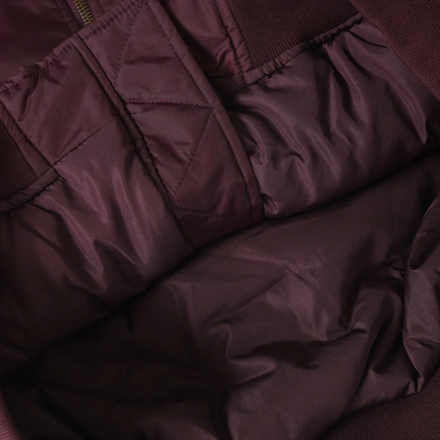 🅿️650 [Original quality] Balenciaga/Balenciaga patched bomber jacket. Customized dense-pore cold-pressed fiber nylon fabric and velvet cloud cotton sheet inside. Full texture. Thick and solid. Every inch contains heavy warmth. The warm light of burgundy purple is the main tone. It is flamboyant and restrained. The slightly dropped shoulder silhouette is flattering. The gold lion emblem patch is embellished on the chest, continuing the identity identification function of the badge. A silent statement when worn on the body. The lining and padding design highlights the wrapping effect and subtly combines the warmth of cotton clothing with the aesthetics of life. Leading the trend in the name of design. Process 1: Using imported machine embroidery technology. Using advanced computer control systems and precision mechanical components. Paris lion emblem patch embroidery operation with high precision and smooth and delicate lines. Process 2: Purely manual disassembly process after water. After completing the initial combination of the lining fabric and the cotton piece, the craftsman will make further adjustments and disassembly in the water. The lining fabric and the cotton piece can achieve a perfect combination, making the lining fabric and the cotton piece more closely combined, beautiful and neat. Process 3: Template machine bag opening. The preset template guides the position, shape and size of the bag opening. The accuracy ensures the quality of the bag opening effect. Accessories: Customized 1:1 Paris bronze alloy zipper. Customized 1:1 Paris leather pull tab. Customized 1:1 Paris nipple nails. Customized 1:1 Paris trademark. Version: Loose version. Size: XS/S/M