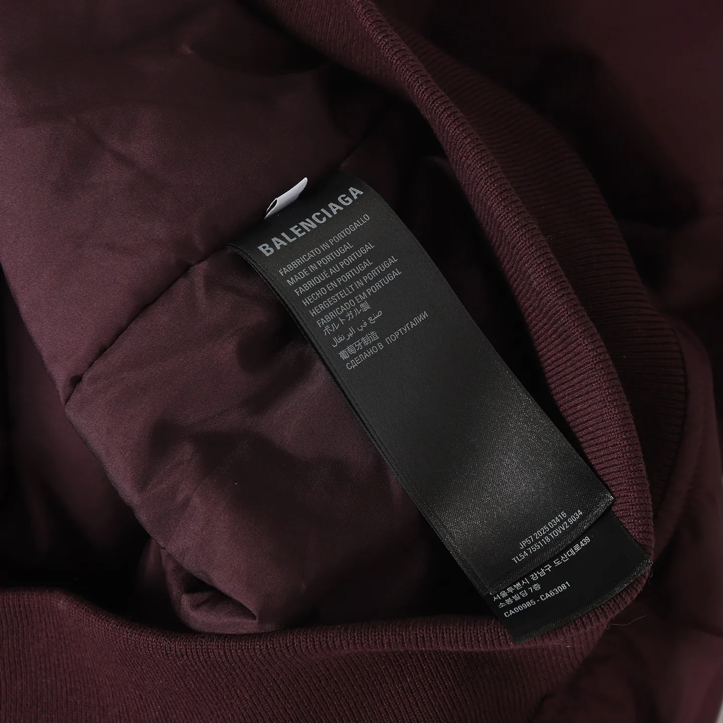 🅿️650 [Original quality] Balenciaga/Balenciaga patched bomber jacket. Customized dense-pore cold-pressed fiber nylon fabric and velvet cloud cotton sheet inside. Full texture. Thick and solid. Every inch contains heavy warmth. The warm light of burgundy purple is the main tone. It is flamboyant and restrained. The slightly dropped shoulder silhouette is flattering. The gold lion emblem patch is embellished on the chest, continuing the identity identification function of the badge. A silent statement when worn on the body. The lining and padding design highlights the wrapping effect and subtly combines the warmth of cotton clothing with the aesthetics of life. Leading the trend in the name of design. Process 1: Using imported machine embroidery technology. Using advanced computer control systems and precision mechanical components. Paris lion emblem patch embroidery operation with high precision and smooth and delicate lines. Process 2: Purely manual disassembly process after water. After completing the initial combination of the lining fabric and the cotton piece, the craftsman will make further adjustments and disassembly in the water. The lining fabric and the cotton piece can achieve a perfect combination, making the lining fabric and the cotton piece more closely combined, beautiful and neat. Process 3: Template machine bag opening. The preset template guides the position, shape and size of the bag opening. The accuracy ensures the quality of the bag opening effect. Accessories: Customized 1:1 Paris bronze alloy zipper. Customized 1:1 Paris leather pull tab. Customized 1:1 Paris nipple nails. Customized 1:1 Paris trademark. Version: Loose version. Size: XS/S/M