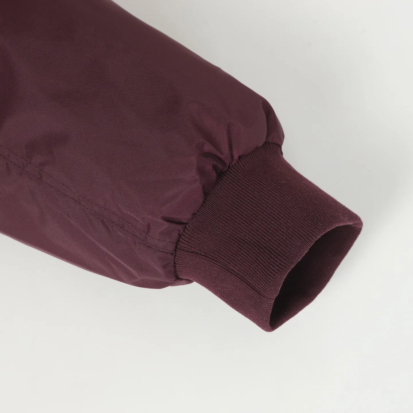 🅿️650 [Original quality] Balenciaga/Balenciaga patched bomber jacket. Customized dense-pore cold-pressed fiber nylon fabric and velvet cloud cotton sheet inside. Full texture. Thick and solid. Every inch contains heavy warmth. The warm light of burgundy purple is the main tone. It is flamboyant and restrained. The slightly dropped shoulder silhouette is flattering. The gold lion emblem patch is embellished on the chest, continuing the identity identification function of the badge. A silent statement when worn on the body. The lining and padding design highlights the wrapping effect and subtly combines the warmth of cotton clothing with the aesthetics of life. Leading the trend in the name of design. Process 1: Using imported machine embroidery technology. Using advanced computer control systems and precision mechanical components. Paris lion emblem patch embroidery operation with high precision and smooth and delicate lines. Process 2: Purely manual disassembly process after water. After completing the initial combination of the lining fabric and the cotton piece, the craftsman will make further adjustments and disassembly in the water. The lining fabric and the cotton piece can achieve a perfect combination, making the lining fabric and the cotton piece more closely combined, beautiful and neat. Process 3: Template machine bag opening. The preset template guides the position, shape and size of the bag opening. The accuracy ensures the quality of the bag opening effect. Accessories: Customized 1:1 Paris bronze alloy zipper. Customized 1:1 Paris leather pull tab. Customized 1:1 Paris nipple nails. Customized 1:1 Paris trademark. Version: Loose version. Size: XS/S/M