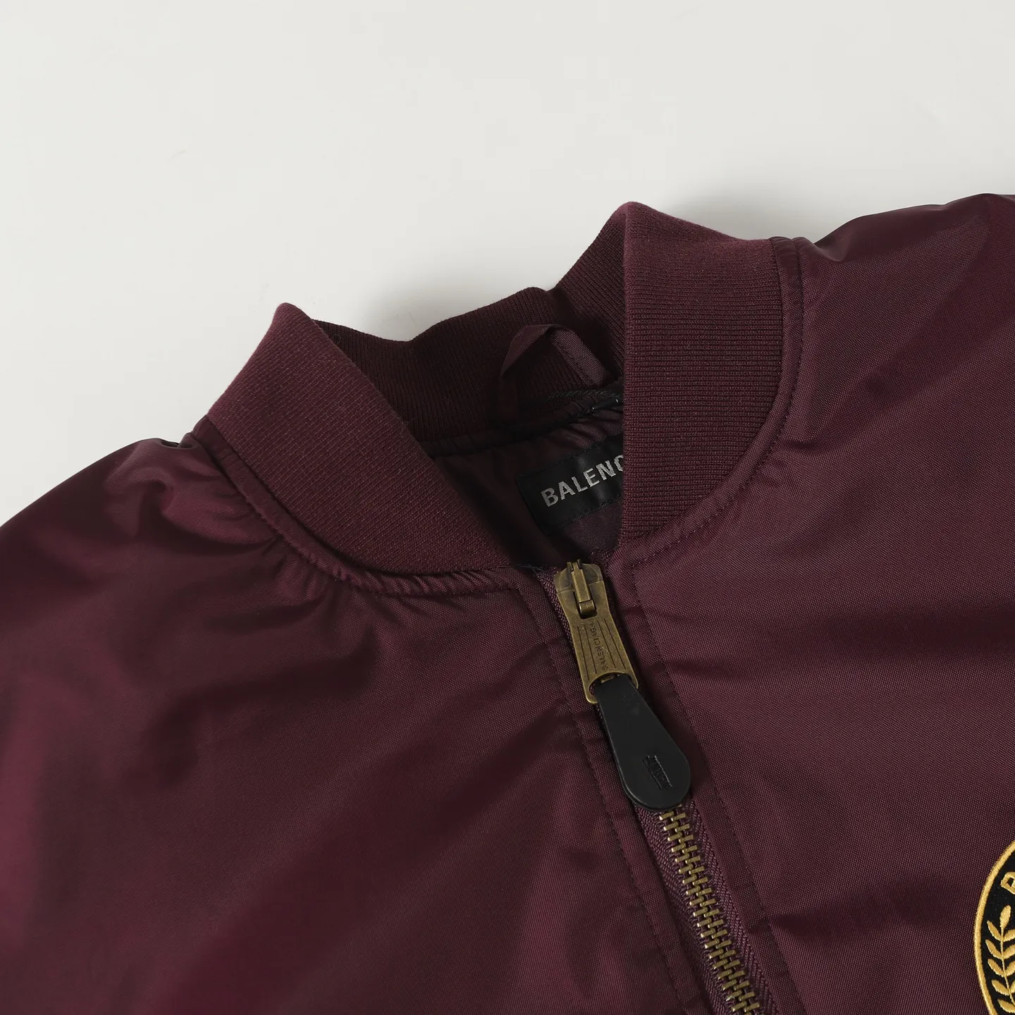 🅿️650 [Original quality] Balenciaga/Balenciaga patched bomber jacket. Customized dense-pore cold-pressed fiber nylon fabric and velvet cloud cotton sheet inside. Full texture. Thick and solid. Every inch contains heavy warmth. The warm light of burgundy purple is the main tone. It is flamboyant and restrained. The slightly dropped shoulder silhouette is flattering. The gold lion emblem patch is embellished on the chest, continuing the identity identification function of the badge. A silent statement when worn on the body. The lining and padding design highlights the wrapping effect and subtly combines the warmth of cotton clothing with the aesthetics of life. Leading the trend in the name of design. Process 1: Using imported machine embroidery technology. Using advanced computer control systems and precision mechanical components. Paris lion emblem patch embroidery operation with high precision and smooth and delicate lines. Process 2: Purely manual disassembly process after water. After completing the initial combination of the lining fabric and the cotton piece, the craftsman will make further adjustments and disassembly in the water. The lining fabric and the cotton piece can achieve a perfect combination, making the lining fabric and the cotton piece more closely combined, beautiful and neat. Process 3: Template machine bag opening. The preset template guides the position, shape and size of the bag opening. The accuracy ensures the quality of the bag opening effect. Accessories: Customized 1:1 Paris bronze alloy zipper. Customized 1:1 Paris leather pull tab. Customized 1:1 Paris nipple nails. Customized 1:1 Paris trademark. Version: Loose version. Size: XS/S/M