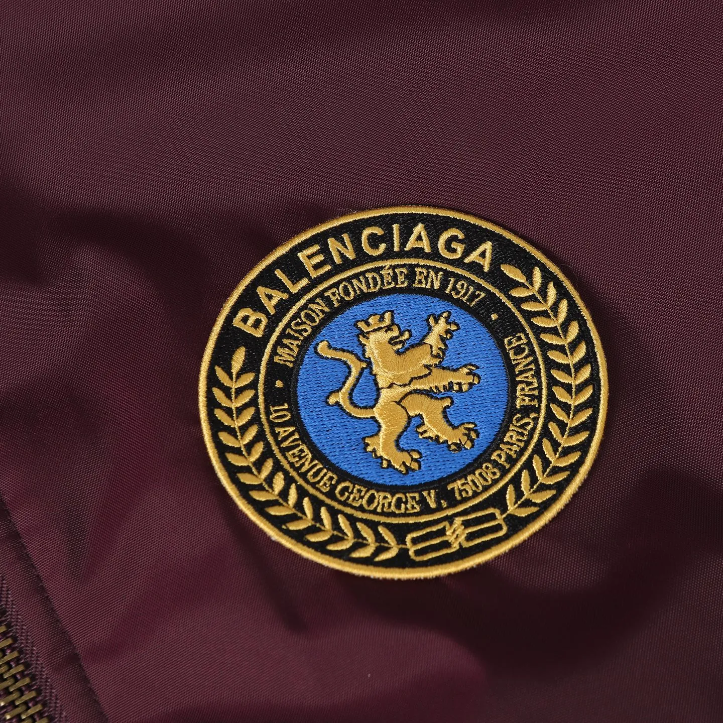 🅿️650 [Original quality] Balenciaga/Balenciaga patched bomber jacket. Customized dense-pore cold-pressed fiber nylon fabric and velvet cloud cotton sheet inside. Full texture. Thick and solid. Every inch contains heavy warmth. The warm light of burgundy purple is the main tone. It is flamboyant and restrained. The slightly dropped shoulder silhouette is flattering. The gold lion emblem patch is embellished on the chest, continuing the identity identification function of the badge. A silent statement when worn on the body. The lining and padding design highlights the wrapping effect and subtly combines the warmth of cotton clothing with the aesthetics of life. Leading the trend in the name of design. Process 1: Using imported machine embroidery technology. Using advanced computer control systems and precision mechanical components. Paris lion emblem patch embroidery operation with high precision and smooth and delicate lines. Process 2: Purely manual disassembly process after water. After completing the initial combination of the lining fabric and the cotton piece, the craftsman will make further adjustments and disassembly in the water. The lining fabric and the cotton piece can achieve a perfect combination, making the lining fabric and the cotton piece more closely combined, beautiful and neat. Process 3: Template machine bag opening. The preset template guides the position, shape and size of the bag opening. The accuracy ensures the quality of the bag opening effect. Accessories: Customized 1:1 Paris bronze alloy zipper. Customized 1:1 Paris leather pull tab. Customized 1:1 Paris nipple nails. Customized 1:1 Paris trademark. Version: Loose version. Size: XS/S/M