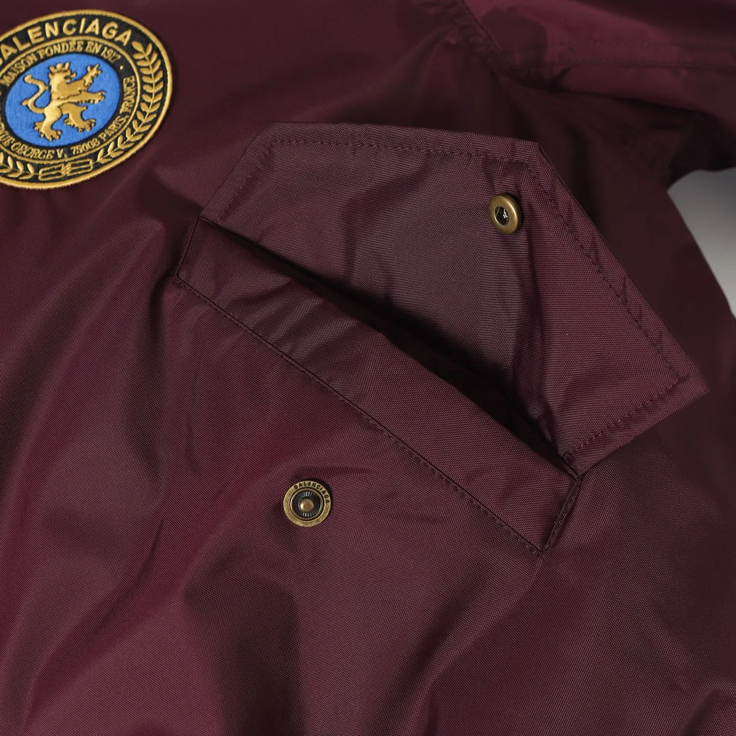 🅿️650 [Original quality] Balenciaga/Balenciaga patched bomber jacket. Customized dense-pore cold-pressed fiber nylon fabric and velvet cloud cotton sheet inside. Full texture. Thick and solid. Every inch contains heavy warmth. The warm light of burgundy purple is the main tone. It is flamboyant and restrained. The slightly dropped shoulder silhouette is flattering. The gold lion emblem patch is embellished on the chest, continuing the identity identification function of the badge. A silent statement when worn on the body. The lining and padding design highlights the wrapping effect and subtly combines the warmth of cotton clothing with the aesthetics of life. Leading the trend in the name of design. Process 1: Using imported machine embroidery technology. Using advanced computer control systems and precision mechanical components. Paris lion emblem patch embroidery operation with high precision and smooth and delicate lines. Process 2: Purely manual disassembly process after water. After completing the initial combination of the lining fabric and the cotton piece, the craftsman will make further adjustments and disassembly in the water. The lining fabric and the cotton piece can achieve a perfect combination, making the lining fabric and the cotton piece more closely combined, beautiful and neat. Process 3: Template machine bag opening. The preset template guides the position, shape and size of the bag opening. The accuracy ensures the quality of the bag opening effect. Accessories: Customized 1:1 Paris bronze alloy zipper. Customized 1:1 Paris leather pull tab. Customized 1:1 Paris nipple nails. Customized 1:1 Paris trademark. Version: Loose version. Size: XS/S/M