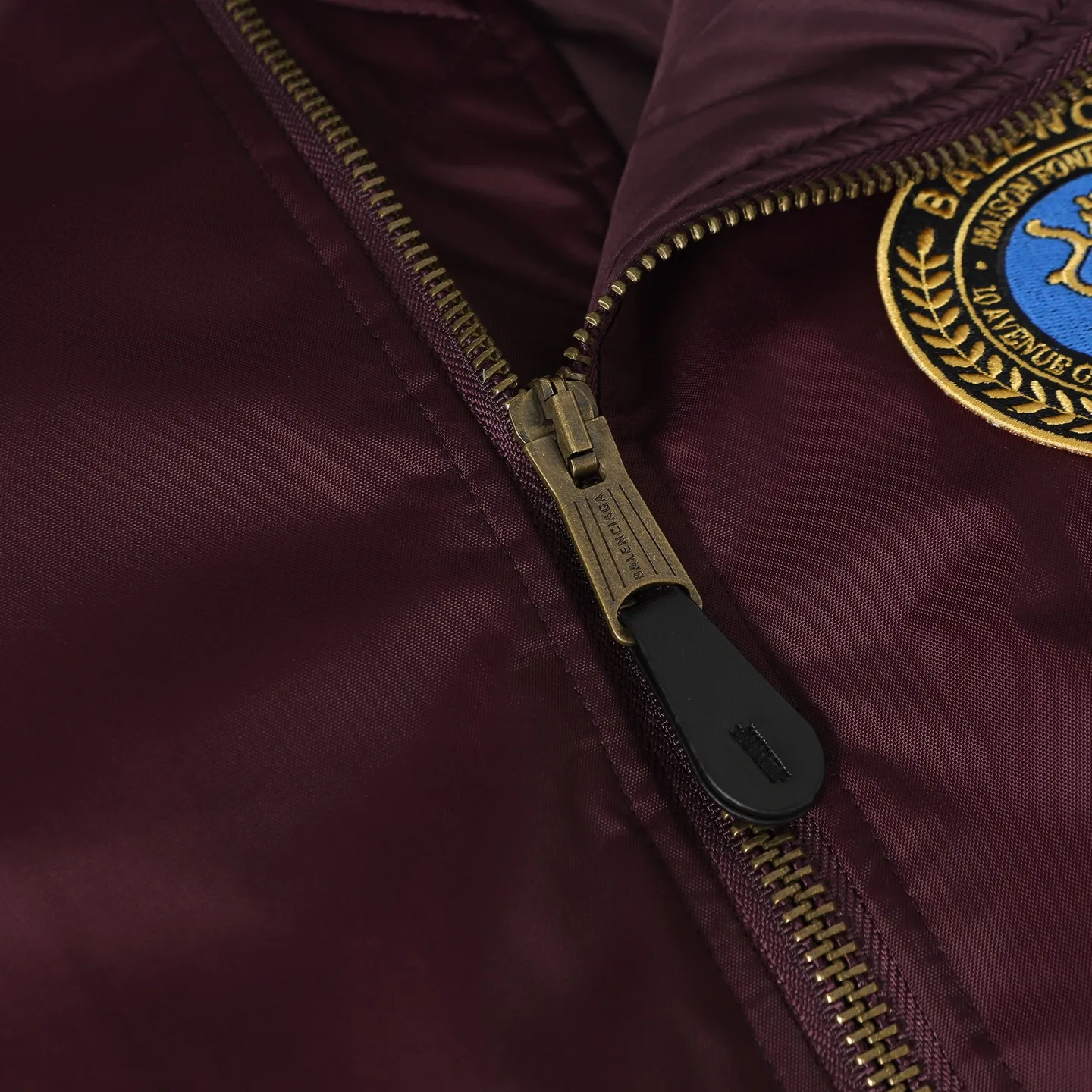 🅿️650 [Original quality] Balenciaga/Balenciaga patched bomber jacket. Customized dense-pore cold-pressed fiber nylon fabric and velvet cloud cotton sheet inside. Full texture. Thick and solid. Every inch contains heavy warmth. The warm light of burgundy purple is the main tone. It is flamboyant and restrained. The slightly dropped shoulder silhouette is flattering. The gold lion emblem patch is embellished on the chest, continuing the identity identification function of the badge. A silent statement when worn on the body. The lining and padding design highlights the wrapping effect and subtly combines the warmth of cotton clothing with the aesthetics of life. Leading the trend in the name of design. Process 1: Using imported machine embroidery technology. Using advanced computer control systems and precision mechanical components. Paris lion emblem patch embroidery operation with high precision and smooth and delicate lines. Process 2: Purely manual disassembly process after water. After completing the initial combination of the lining fabric and the cotton piece, the craftsman will make further adjustments and disassembly in the water. The lining fabric and the cotton piece can achieve a perfect combination, making the lining fabric and the cotton piece more closely combined, beautiful and neat. Process 3: Template machine bag opening. The preset template guides the position, shape and size of the bag opening. The accuracy ensures the quality of the bag opening effect. Accessories: Customized 1:1 Paris bronze alloy zipper. Customized 1:1 Paris leather pull tab. Customized 1:1 Paris nipple nails. Customized 1:1 Paris trademark. Version: Loose version. Size: XS/S/M