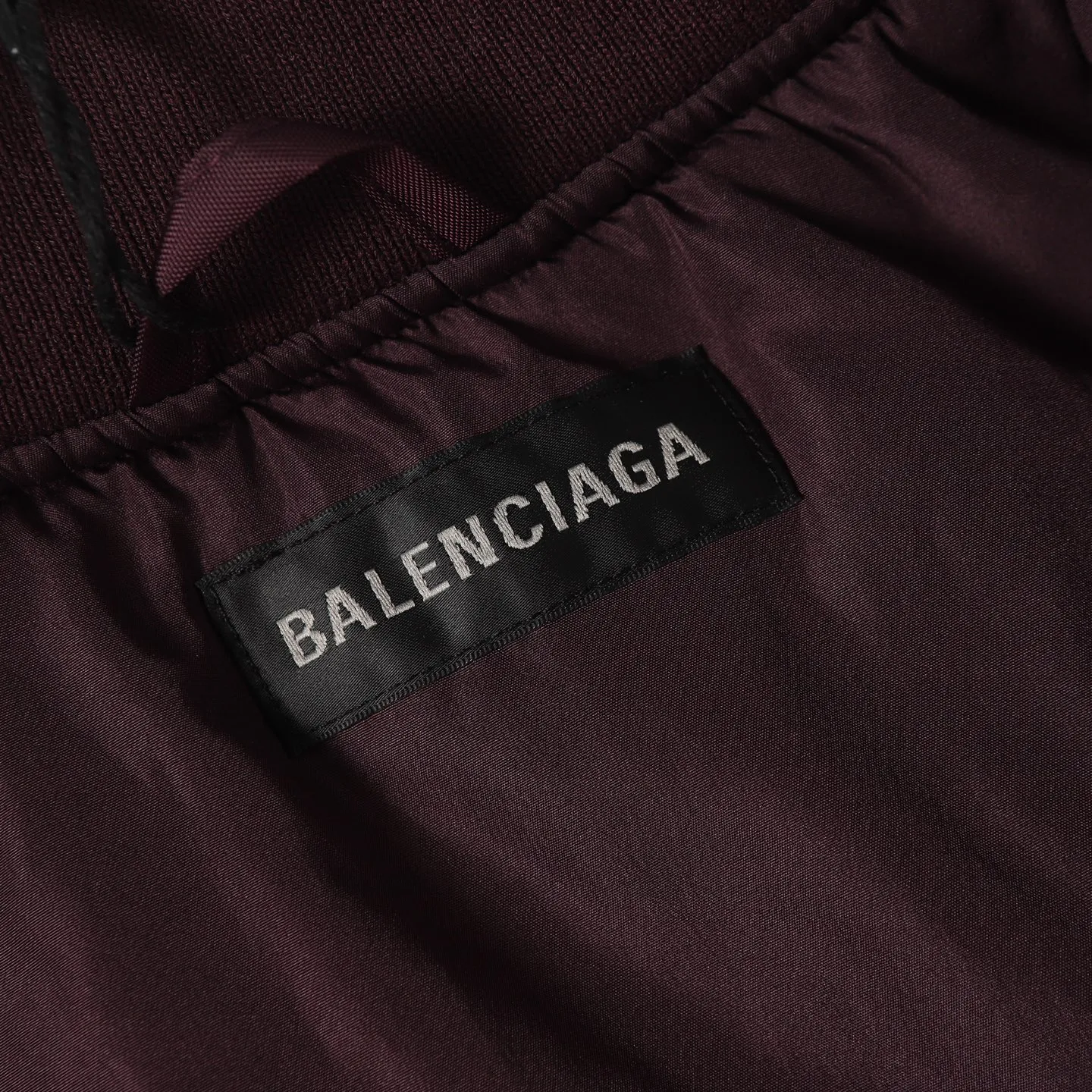 🅿️650 [Original quality] Balenciaga/Balenciaga patched bomber jacket. Customized dense-pore cold-pressed fiber nylon fabric and velvet cloud cotton sheet inside. Full texture. Thick and solid. Every inch contains heavy warmth. The warm light of burgundy purple is the main tone. It is flamboyant and restrained. The slightly dropped shoulder silhouette is flattering. The gold lion emblem patch is embellished on the chest, continuing the identity identification function of the badge. A silent statement when worn on the body. The lining and padding design highlights the wrapping effect and subtly combines the warmth of cotton clothing with the aesthetics of life. Leading the trend in the name of design. Process 1: Using imported machine embroidery technology. Using advanced computer control systems and precision mechanical components. Paris lion emblem patch embroidery operation with high precision and smooth and delicate lines. Process 2: Purely manual disassembly process after water. After completing the initial combination of the lining fabric and the cotton piece, the craftsman will make further adjustments and disassembly in the water. The lining fabric and the cotton piece can achieve a perfect combination, making the lining fabric and the cotton piece more closely combined, beautiful and neat. Process 3: Template machine bag opening. The preset template guides the position, shape and size of the bag opening. The accuracy ensures the quality of the bag opening effect. Accessories: Customized 1:1 Paris bronze alloy zipper. Customized 1:1 Paris leather pull tab. Customized 1:1 Paris nipple nails. Customized 1:1 Paris trademark. Version: Loose version. Size: XS/S/M