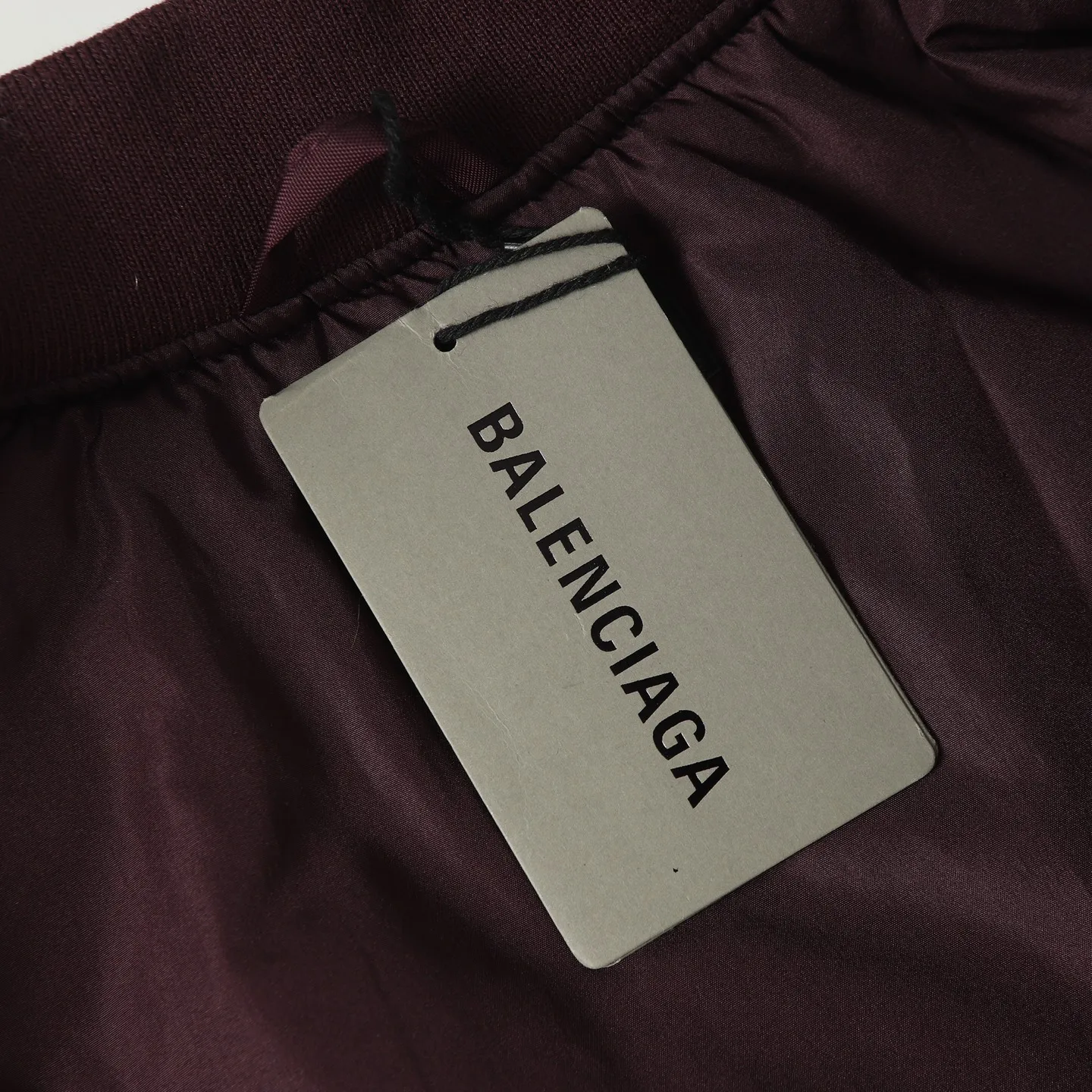 🅿️650 [Original quality] Balenciaga/Balenciaga patched bomber jacket. Customized dense-pore cold-pressed fiber nylon fabric and velvet cloud cotton sheet inside. Full texture. Thick and solid. Every inch contains heavy warmth. The warm light of burgundy purple is the main tone. It is flamboyant and restrained. The slightly dropped shoulder silhouette is flattering. The gold lion emblem patch is embellished on the chest, continuing the identity identification function of the badge. A silent statement when worn on the body. The lining and padding design highlights the wrapping effect and subtly combines the warmth of cotton clothing with the aesthetics of life. Leading the trend in the name of design. Process 1: Using imported machine embroidery technology. Using advanced computer control systems and precision mechanical components. Paris lion emblem patch embroidery operation with high precision and smooth and delicate lines. Process 2: Purely manual disassembly process after water. After completing the initial combination of the lining fabric and the cotton piece, the craftsman will make further adjustments and disassembly in the water. The lining fabric and the cotton piece can achieve a perfect combination, making the lining fabric and the cotton piece more closely combined, beautiful and neat. Process 3: Template machine bag opening. The preset template guides the position, shape and size of the bag opening. The accuracy ensures the quality of the bag opening effect. Accessories: Customized 1:1 Paris bronze alloy zipper. Customized 1:1 Paris leather pull tab. Customized 1:1 Paris nipple nails. Customized 1:1 Paris trademark. Version: Loose version. Size: XS/S/M
