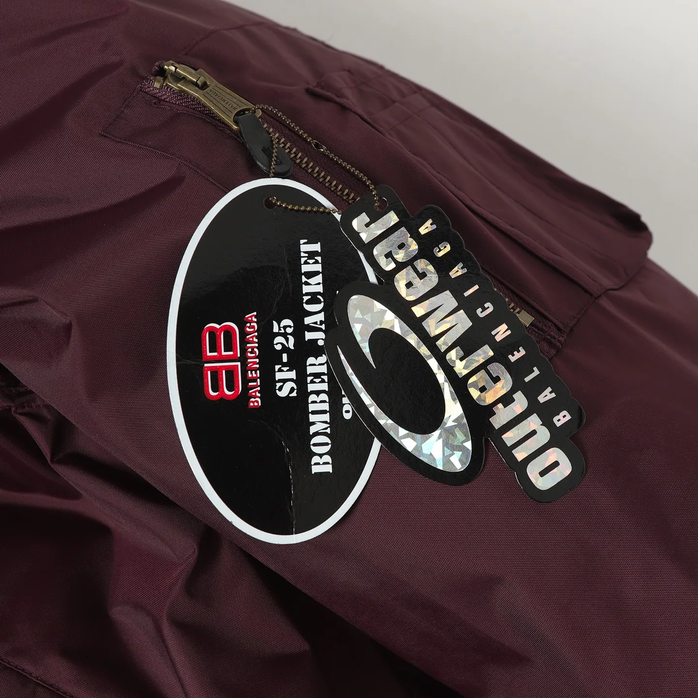 🅿️650 [Original quality] Balenciaga/Balenciaga patched bomber jacket. Customized dense-pore cold-pressed fiber nylon fabric and velvet cloud cotton sheet inside. Full texture. Thick and solid. Every inch contains heavy warmth. The warm light of burgundy purple is the main tone. It is flamboyant and restrained. The slightly dropped shoulder silhouette is flattering. The gold lion emblem patch is embellished on the chest, continuing the identity identification function of the badge. A silent statement when worn on the body. The lining and padding design highlights the wrapping effect and subtly combines the warmth of cotton clothing with the aesthetics of life. Leading the trend in the name of design. Process 1: Using imported machine embroidery technology. Using advanced computer control systems and precision mechanical components. Paris lion emblem patch embroidery operation with high precision and smooth and delicate lines. Process 2: Purely manual disassembly process after water. After completing the initial combination of the lining fabric and the cotton piece, the craftsman will make further adjustments and disassembly in the water. The lining fabric and the cotton piece can achieve a perfect combination, making the lining fabric and the cotton piece more closely combined, beautiful and neat. Process 3: Template machine bag opening. The preset template guides the position, shape and size of the bag opening. The accuracy ensures the quality of the bag opening effect. Accessories: Customized 1:1 Paris bronze alloy zipper. Customized 1:1 Paris leather pull tab. Customized 1:1 Paris nipple nails. Customized 1:1 Paris trademark. Version: Loose version. Size: XS/S/M