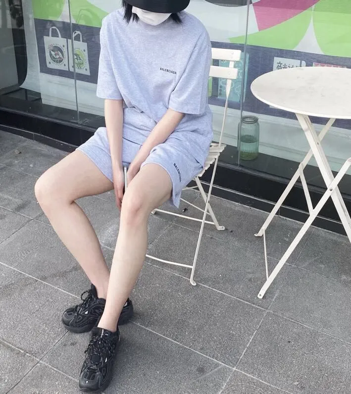 ♻️💯Refer to the model picture for the upper body❤️The top tested version of BALENCIAGA basic embroidered cotton loose shorts for men and women, the same fashion brand shorts. Fabric: Customized fish scale terry cotton fabric 440 grams, super heavy, ready-to-wear washed and soft to the touch. Printing: Japanese Tajima embroidery technology is used, the embroidery is accurate, the printing is meticulous and full, and there is no thread skipping. Accessories: Customized full set of BLCG accessories Color: dark brown, gray, black, white Size: XS-L P:310