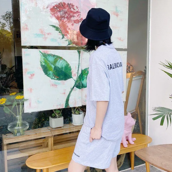 ♻️💯Refer to the model picture for the upper body❤️The top tested version of BALENCIAGA basic embroidered cotton loose shorts for men and women, the same fashion brand shorts. Fabric: Customized fish scale terry cotton fabric 440 grams, super heavy, ready-to-wear washed and soft to the touch. Printing: Japanese Tajima embroidery technology is used, the embroidery is accurate, the printing is meticulous and full, and there is no thread skipping. Accessories: Customized full set of BLCG accessories Color: dark brown, gray, black, white Size: XS-L P:310