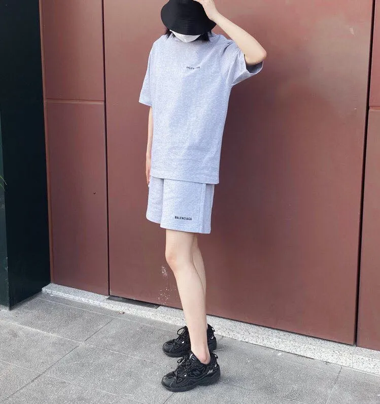 ♻️💯Refer to the model picture for the upper body❤️The top tested version of BALENCIAGA basic embroidered cotton loose shorts for men and women, the same fashion brand shorts. Fabric: Customized fish scale terry cotton fabric 440 grams, super heavy, ready-to-wear washed and soft to the touch. Printing: Japanese Tajima embroidery technology is used, the embroidery is accurate, the printing is meticulous and full, and there is no thread skipping. Accessories: Customized full set of BLCG accessories Color: dark brown, gray, black, white Size: XS-L P:310