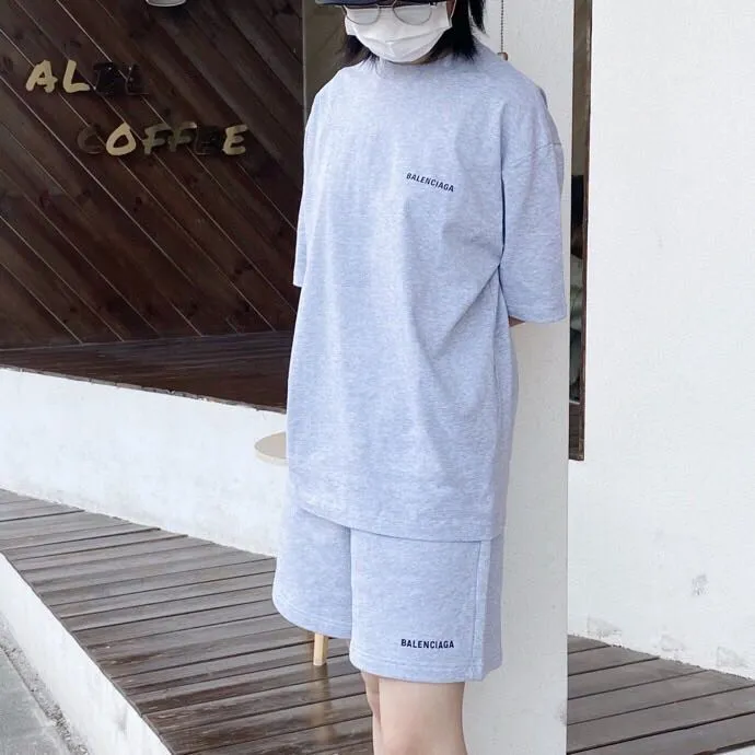 ♻️💯Refer to the model picture for the upper body❤️The top tested version of BALENCIAGA basic embroidered cotton loose shorts for men and women, the same fashion brand shorts. Fabric: Customized fish scale terry cotton fabric 440 grams, super heavy, ready-to-wear washed and soft to the touch. Printing: Japanese Tajima embroidery technology is used, the embroidery is accurate, the printing is meticulous and full, and there is no thread skipping. Accessories: Customized full set of BLCG accessories Color: dark brown, gray, black, white Size: XS-L P:310