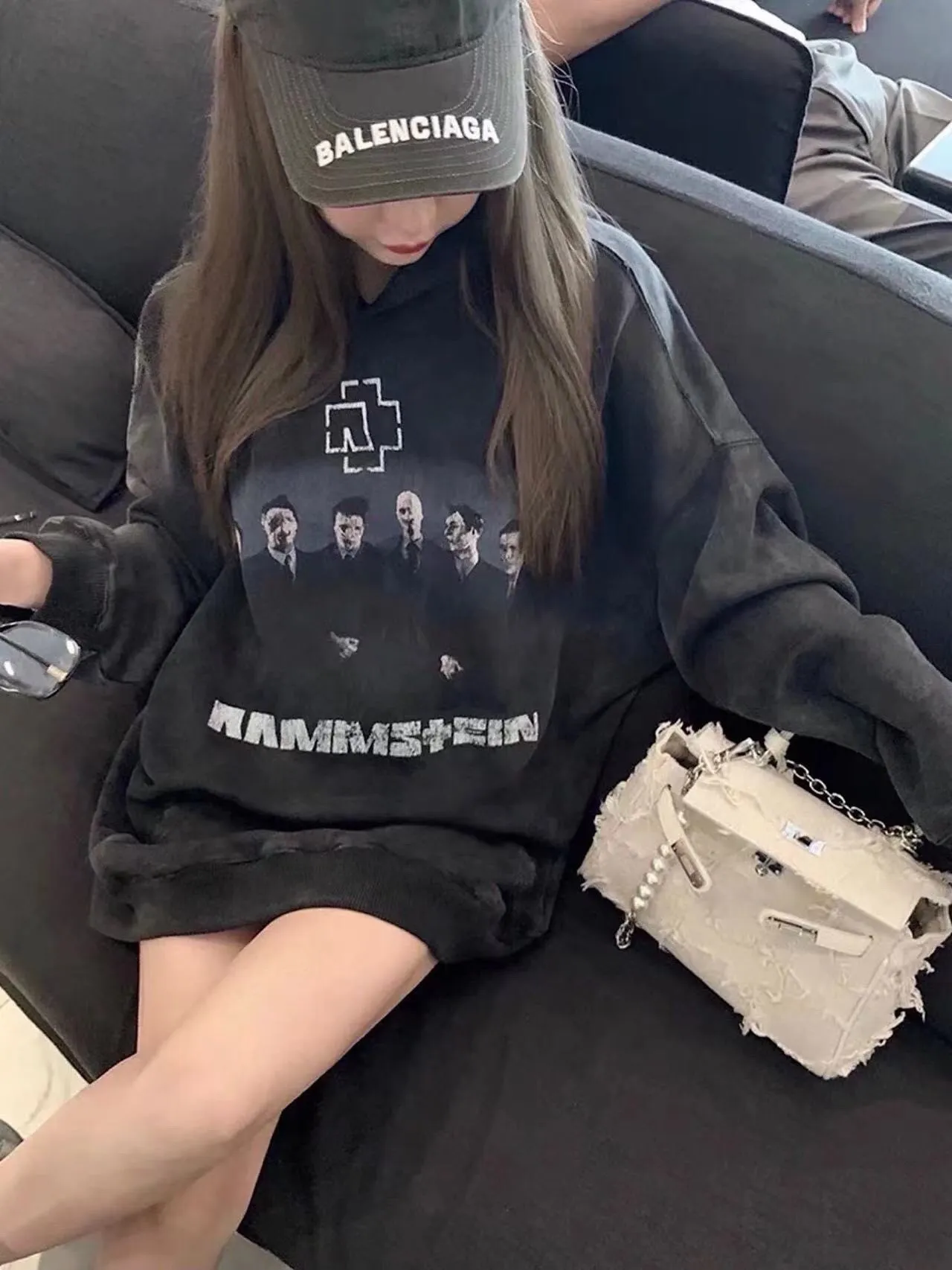 ♻️💯Reference model picture for the upper body❤️Spring and autumn top tested version Balenciaga SS21 German Rammstein band limited edition Balenciaga male and female couple star's same style pure cotton hoodie sweatshirt Custom-woven and dyed 550 grams of vulcanized black fabric The weight of the fabric after washing is up to 1kg /Imported Tajima embroidery The letters are clear /The fried sand process of ready-made clothes makes the fabric slightly white. The whole body positioning is broken. It is so trendy, contemporary, versatile and stylish! /Printing process: Kornit digital printing direct-injection white color is produced at the same time. There are few such machines and technologies in China! It will definitely not fall off. After being soaked in water at 70 degrees for 40 minutes, it did not fall off even after being rubbed with a hand! / The wash labels on the collar are all limited numbers [1-400 numbers] to ensure that each piece of clothing has a different number and is unique! / It takes a full month and a half from getting the sample to the finished product. You can imagine how difficult it is and our original intention. We never waver and must be authentic. Every piece of clothing is only shown to everyone after passing the inspection!  Quantity available, please take advantage of it! This is not just clothes, it is art and pursuit! In order to show the top tested version, the editor specially added a set of detailed supplementary pictures, all of which are original pictures without processing. OverSize version SIZE: XS-L P:530