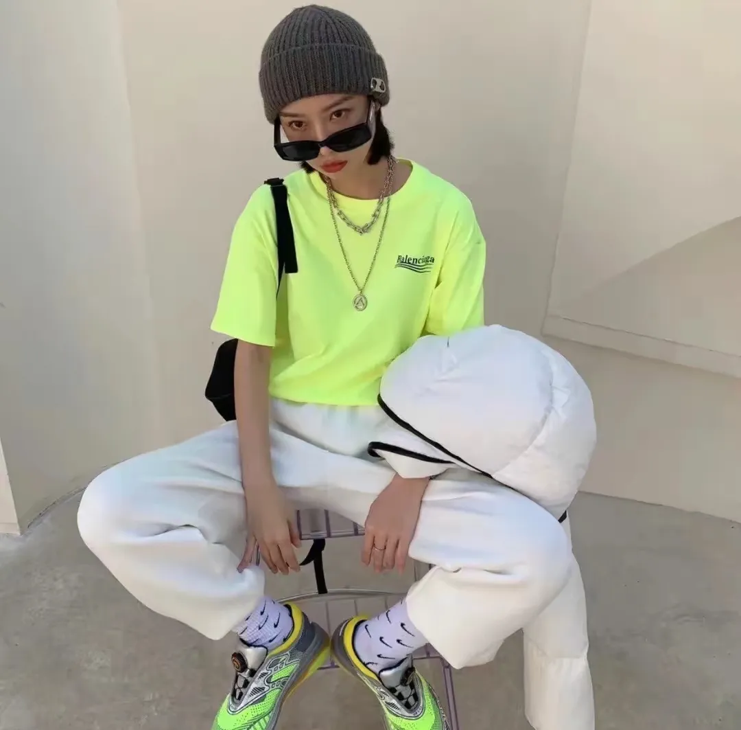 ♻️💯Refer to the model picture for the upper body❤️The top tested version of Balenciaga Classic Loose Unisex Pure Cotton Short Sleeves. Customized fabrics and printed accessories are reproduced one to one. It is made of 280g cotton fabric with 32 count fine double cotton yarn plain weave, and the fabric surface is treated with dust-free woolen craftsmanship. The shoulder and chain seams are made of 0.8cm bundled strips inside, and the double chain stitching on the machine side is made of pure cotton. Here’s why I’m dozens of yuan more expensive than others: 1. Each model is produced by the company. The detailed workmanship and fabrics are consistent with the genuine ones. There is no color difference between the ones at the counters. Guaranteed no color difference. Replicas are not scary. Who is fake is embarrassed. It’s not shameful to make a replica, it’s shameful if you can’t buy the correct version if you make a replica. All of my series can be found in all major places and will be absolutely stunning!  2. The fabric is made of 280g Paris-specific double yarn. No one can make better fabrics than mine. There is really no way to compare with the ordinary version on the market. Respect it. It is authentic and costs thousands of dollars. Don’t go for the quality of street stalls. 3. The workmanship has been restored in all aspects. The packaging has been restored in all aspects. 4. I guarantee here that this is the highest quality you can find. Size: XS-L Color; Blue Pink Fluorescent Yellow P: 260