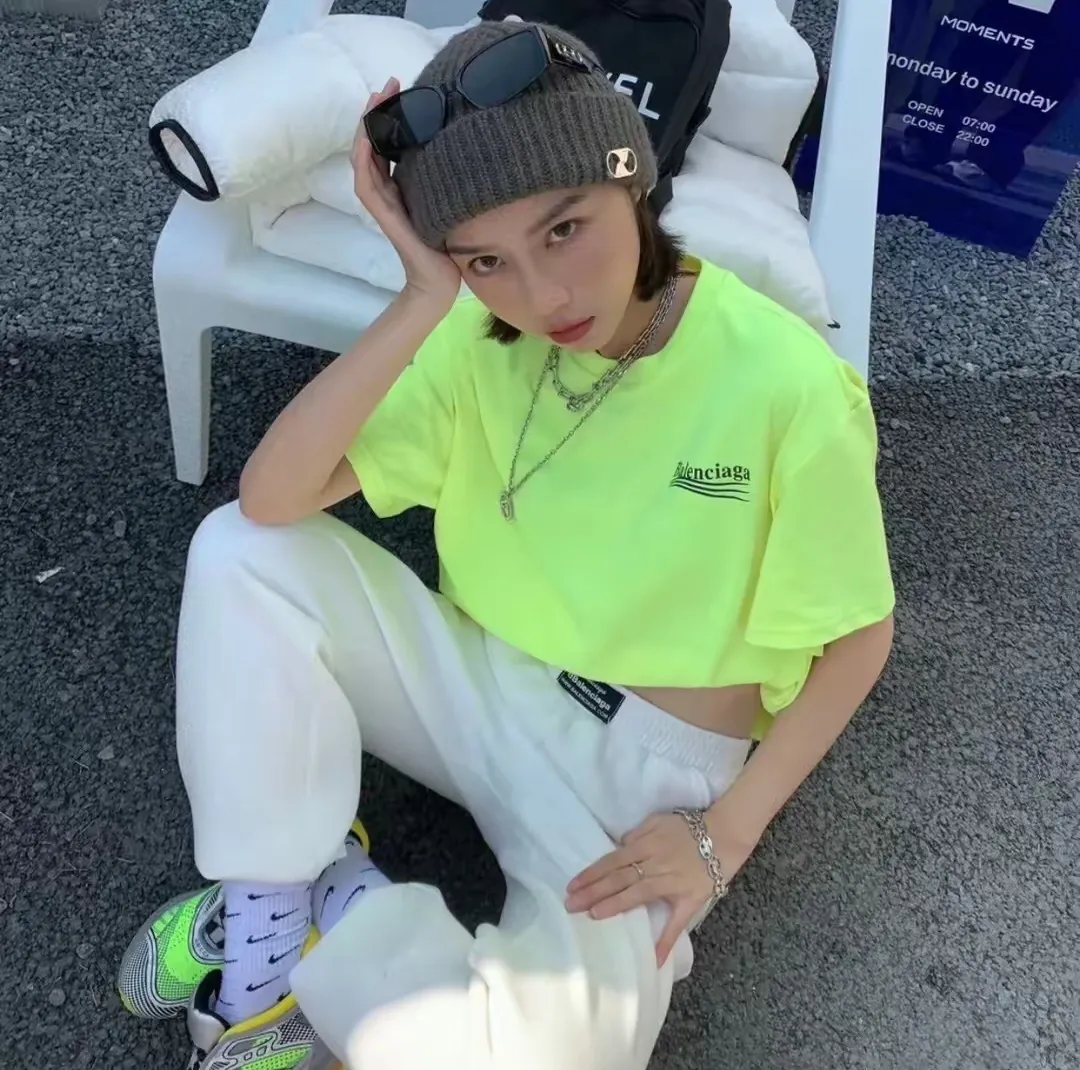 ♻️💯Refer to the model picture for the upper body❤️The top tested version of Balenciaga Classic Loose Unisex Pure Cotton Short Sleeves. Customized fabrics and printed accessories are reproduced one to one. It is made of 280g cotton fabric with 32 count fine double cotton yarn plain weave, and the fabric surface is treated with dust-free woolen craftsmanship. The shoulder and chain seams are made of 0.8cm bundled strips inside, and the double chain stitching on the machine side is made of pure cotton. Here’s why I’m dozens of yuan more expensive than others: 1. Each model is produced by the company. The detailed workmanship and fabrics are consistent with the genuine ones. There is no color difference between the ones at the counters. Guaranteed no color difference. Replicas are not scary. Who is fake is embarrassed. It’s not shameful to make a replica, it’s shameful if you can’t buy the correct version if you make a replica. All of my series can be found in all major places and will be absolutely stunning!  2. The fabric is made of 280g Paris-specific double yarn. No one can make better fabrics than mine. There is really no way to compare with the ordinary version on the market. Respect it. It is authentic and costs thousands of dollars. Don’t go for the quality of street stalls. 3. The workmanship has been restored in all aspects. The packaging has been restored in all aspects. 4. I guarantee here that this is the highest quality you can find. Size: XS-L Color; Blue Pink Fluorescent Yellow P: 260