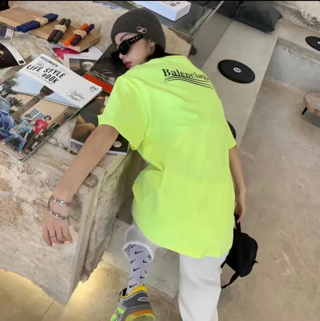 ♻️💯Refer to the model picture for the upper body❤️The top tested version of Balenciaga Classic Loose Unisex Pure Cotton Short Sleeves. Customized fabrics and printed accessories are reproduced one to one. It is made of 280g cotton fabric with 32 count fine double cotton yarn plain weave, and the fabric surface is treated with dust-free woolen craftsmanship. The shoulder and chain seams are made of 0.8cm bundled strips inside, and the double chain stitching on the machine side is made of pure cotton. Here’s why I’m dozens of yuan more expensive than others: 1. Each model is produced by the company. The detailed workmanship and fabrics are consistent with the genuine ones. There is no color difference between the ones at the counters. Guaranteed no color difference. Replicas are not scary. Who is fake is embarrassed. It’s not shameful to make a replica, it’s shameful if you can’t buy the correct version if you make a replica. All of my series can be found in all major places and will be absolutely stunning!  2. The fabric is made of 280g Paris-specific double yarn. No one can make better fabrics than mine. There is really no way to compare with the ordinary version on the market. Respect it. It is authentic and costs thousands of dollars. Don’t go for the quality of street stalls. 3. The workmanship has been restored in all aspects. The packaging has been restored in all aspects. 4. I guarantee here that this is the highest quality you can find. Size: XS-L Color; Blue Pink Fluorescent Yellow P: 260