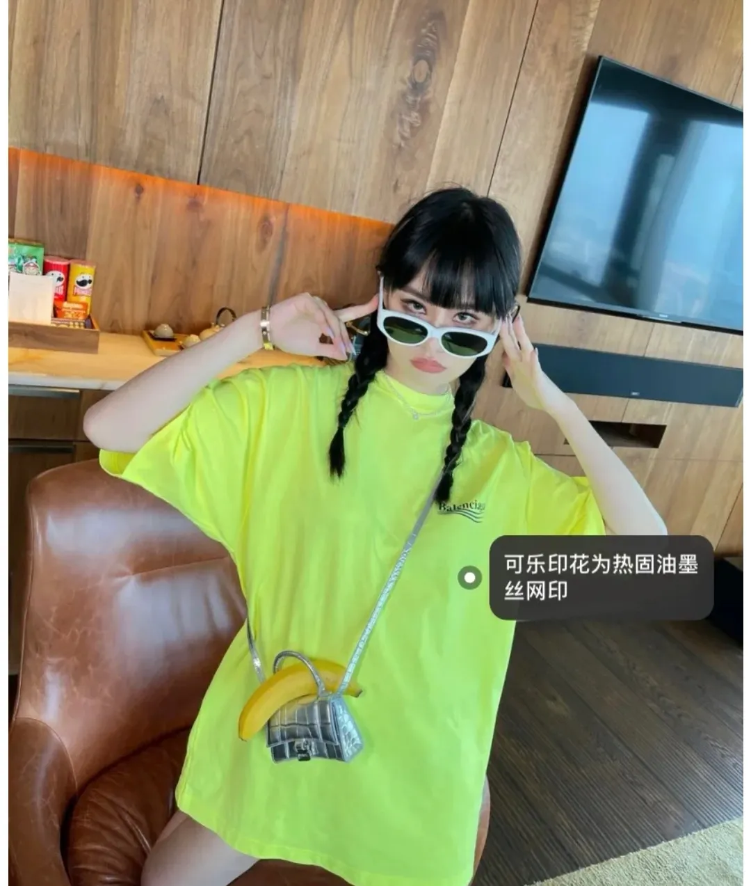 ♻️💯Refer to the model picture for the upper body❤️The top tested version of Balenciaga Classic Loose Unisex Pure Cotton Short Sleeves. Customized fabrics and printed accessories are reproduced one to one. It is made of 280g cotton fabric with 32 count fine double cotton yarn plain weave, and the fabric surface is treated with dust-free woolen craftsmanship. The shoulder and chain seams are made of 0.8cm bundled strips inside, and the double chain stitching on the machine side is made of pure cotton. Here’s why I’m dozens of yuan more expensive than others: 1. Each model is produced by the company. The detailed workmanship and fabrics are consistent with the genuine ones. There is no color difference between the ones at the counters. Guaranteed no color difference. Replicas are not scary. Who is fake is embarrassed. It’s not shameful to make a replica, it’s shameful if you can’t buy the correct version if you make a replica. All of my series can be found in all major places and will be absolutely stunning!  2. The fabric is made of 280g Paris-specific double yarn. No one can make better fabrics than mine. There is really no way to compare with the ordinary version on the market. Respect it. It is authentic and costs thousands of dollars. Don’t go for the quality of street stalls. 3. The workmanship has been restored in all aspects. The packaging has been restored in all aspects. 4. I guarantee here that this is the highest quality you can find. Size: XS-L Color; Blue Pink Fluorescent Yellow P: 260
