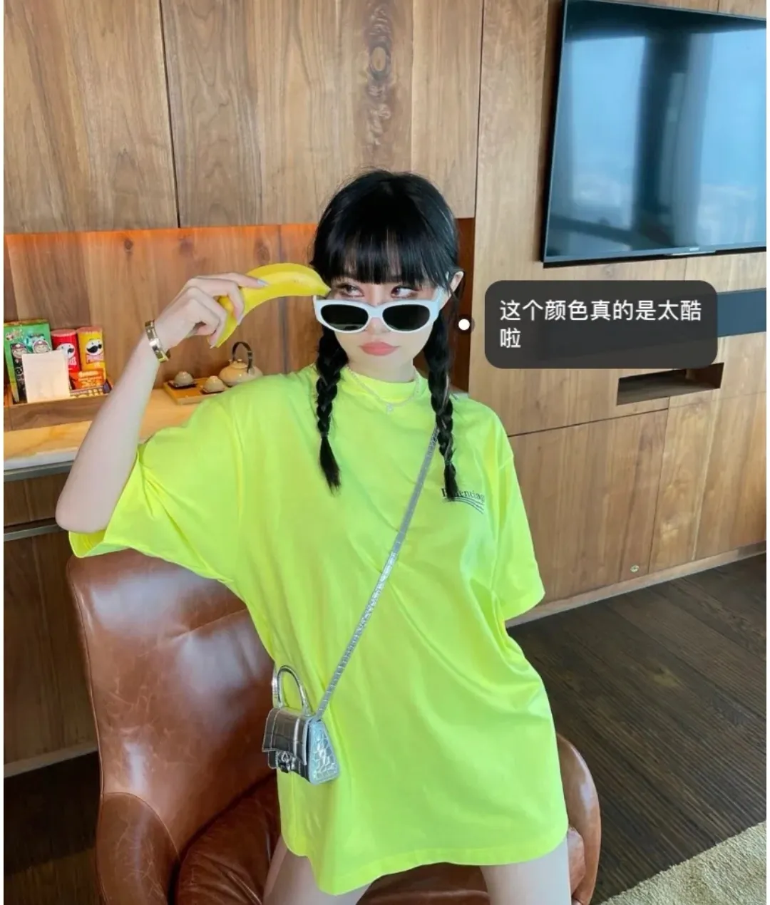 ♻️💯Refer to the model picture for the upper body❤️The top tested version of Balenciaga Classic Loose Unisex Pure Cotton Short Sleeves. Customized fabrics and printed accessories are reproduced one to one. It is made of 280g cotton fabric with 32 count fine double cotton yarn plain weave, and the fabric surface is treated with dust-free woolen craftsmanship. The shoulder and chain seams are made of 0.8cm bundled strips inside, and the double chain stitching on the machine side is made of pure cotton. Here’s why I’m dozens of yuan more expensive than others: 1. Each model is produced by the company. The detailed workmanship and fabrics are consistent with the genuine ones. There is no color difference between the ones at the counters. Guaranteed no color difference. Replicas are not scary. Who is fake is embarrassed. It’s not shameful to make a replica, it’s shameful if you can’t buy the correct version if you make a replica. All of my series can be found in all major places and will be absolutely stunning!  2. The fabric is made of 280g Paris-specific double yarn. No one can make better fabrics than mine. There is really no way to compare with the ordinary version on the market. Respect it. It is authentic and costs thousands of dollars. Don’t go for the quality of street stalls. 3. The workmanship has been restored in all aspects. The packaging has been restored in all aspects. 4. I guarantee here that this is the highest quality you can find. Size: XS-L Color; Blue Pink Fluorescent Yellow P: 260