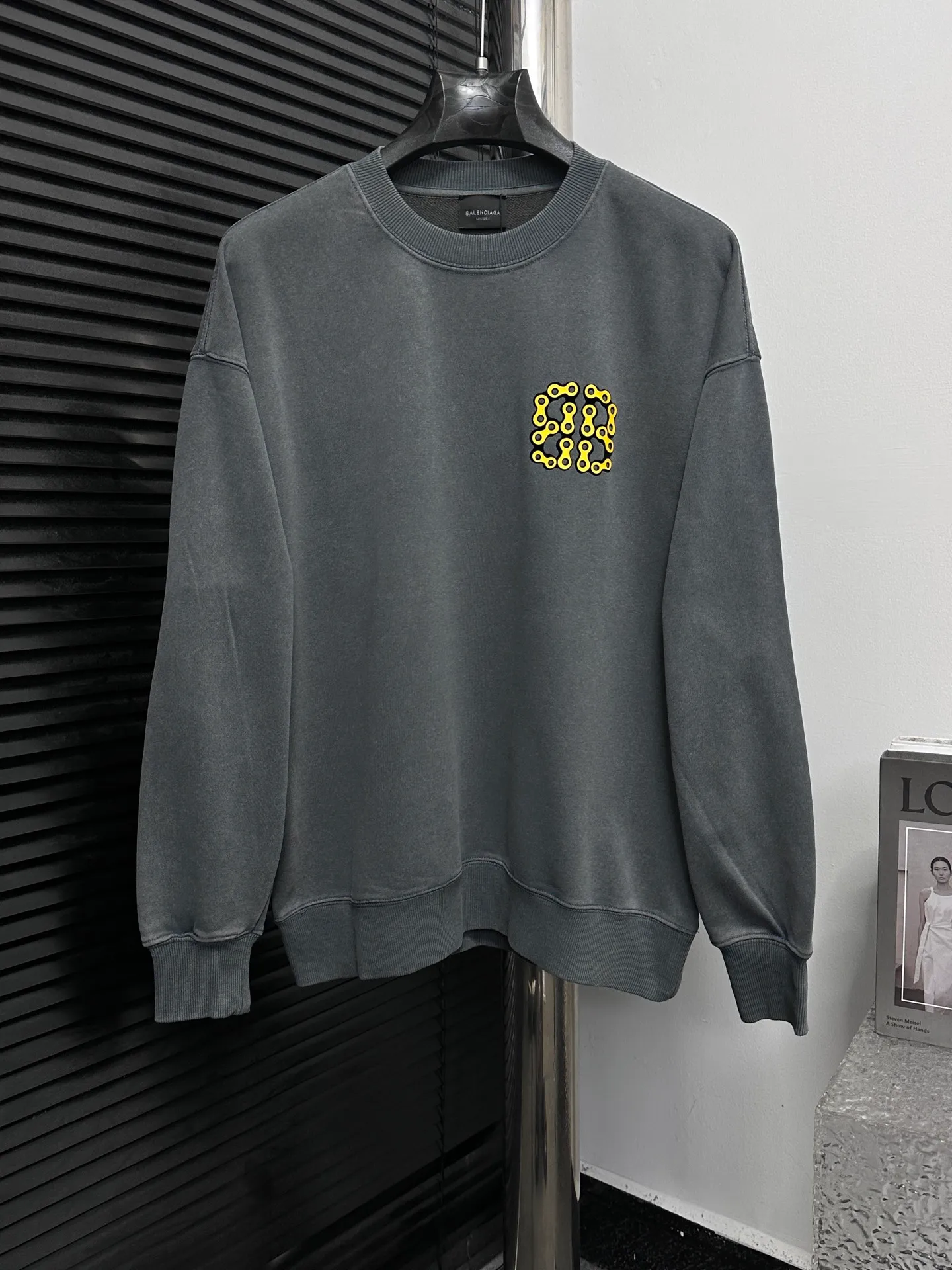 🅿️310 [BALENCIaGA] Paris washed round neck sweatshirt. The fabric is made of 400g Paris-specific double yarns* high weight double yarn ribs, washed and distressed. It has a better hand feel and texture. It is not easy to deform, not easy to shrink, not easy to fade, and maintains long-term beauty. The same style for men and women! ! Size: S-XL