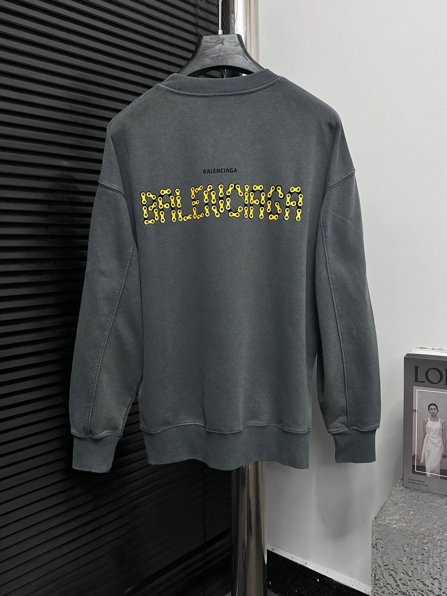 🅿️310 [BALENCIaGA] Paris washed round neck sweatshirt. The fabric is made of 400g Paris-specific double yarns* high weight double yarn ribs, washed and distressed. It has a better hand feel and texture. It is not easy to deform, not easy to shrink, not easy to fade, and maintains long-term beauty. The same style for men and women! ! Size: S-XL