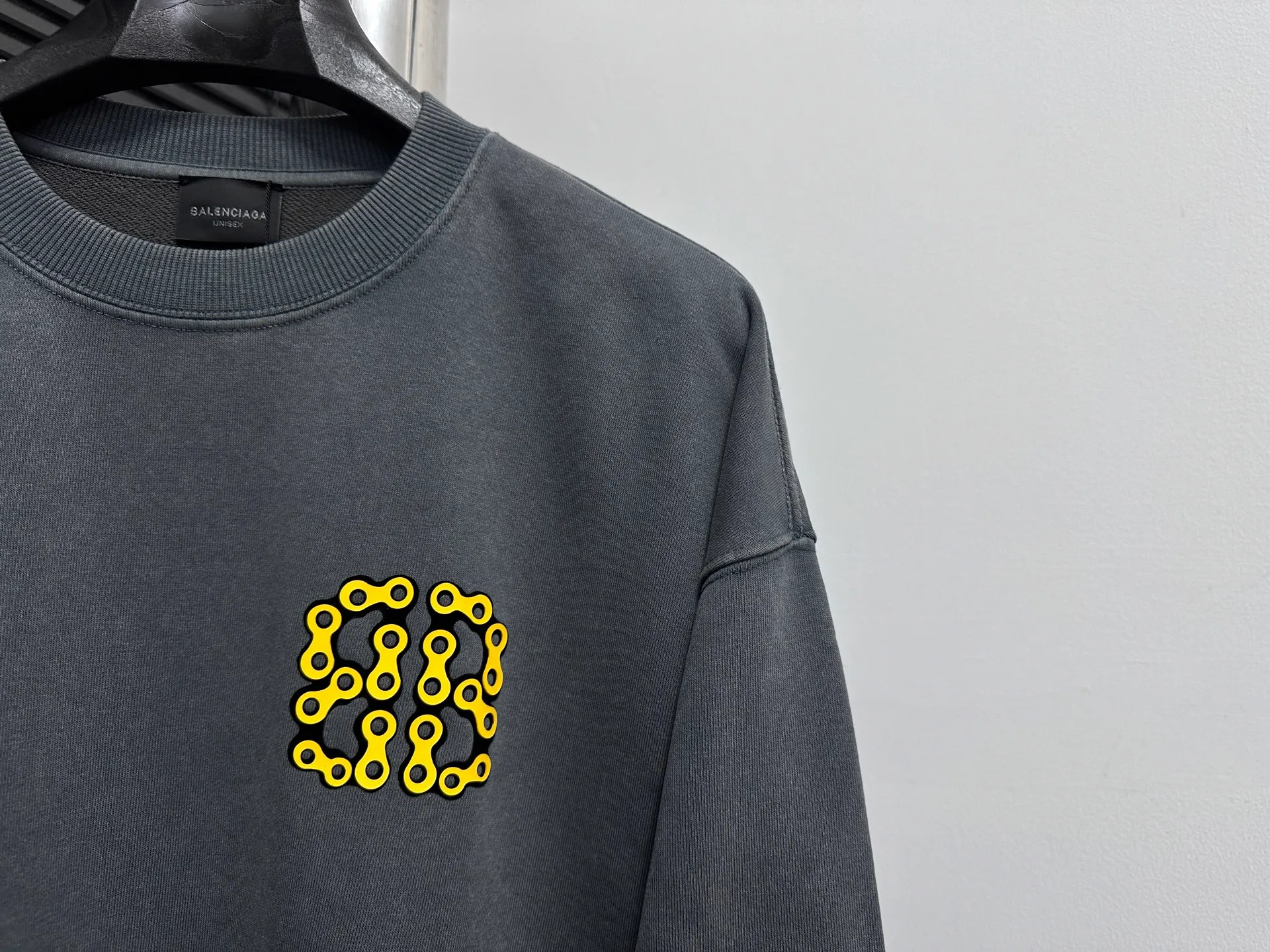 🅿️310 [BALENCIaGA] Paris washed round neck sweatshirt. The fabric is made of 400g Paris-specific double yarns* high weight double yarn ribs, washed and distressed. It has a better hand feel and texture. It is not easy to deform, not easy to shrink, not easy to fade, and maintains long-term beauty. The same style for men and women! ! Size: S-XL