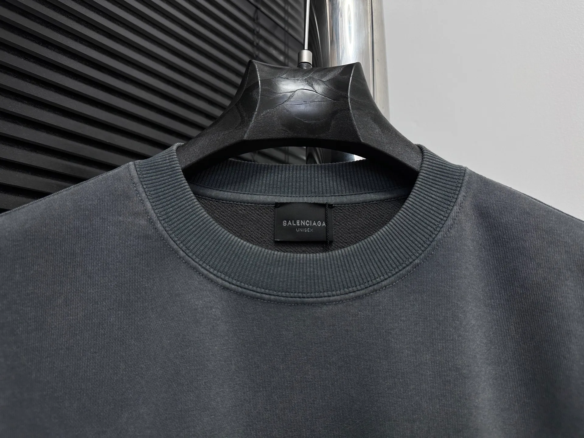 🅿️310 [BALENCIaGA] Paris washed round neck sweatshirt. The fabric is made of 400g Paris-specific double yarns* high weight double yarn ribs, washed and distressed. It has a better hand feel and texture. It is not easy to deform, not easy to shrink, not easy to fade, and maintains long-term beauty. The same style for men and women! ! Size: S-XL