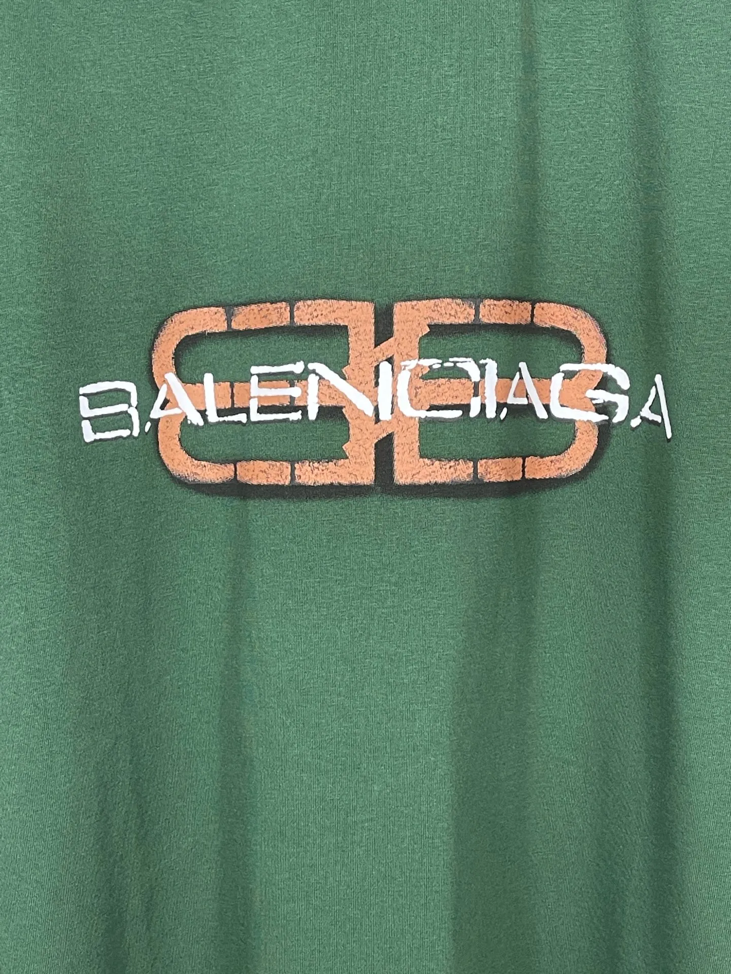 🅿️180 real photos [Top version. Official website quality] BALENCI*GA/Paris. SS25 latest model, Paris new LOGO printed washed and distressed short-sleeved T-shirt. Brick cabinet synchronization. Genuine product developed at the first time, welcome to compare! The fabric is made of Paris ZP custom-woven and dyed cotton double yarn. Weighing 260 grams, the cloth surface is clean. The cloth pattern is clear, soft and comfortable. The threads are dyed with no color difference. The printing uses environmentally friendly imported rubber paddles. The letters are clear and the effect is three-dimensional. Garment wash. The version adopts OS loose shoulder design. Same style for men and women. Code: BL253722 Color: washed black, green, size: XS S M L