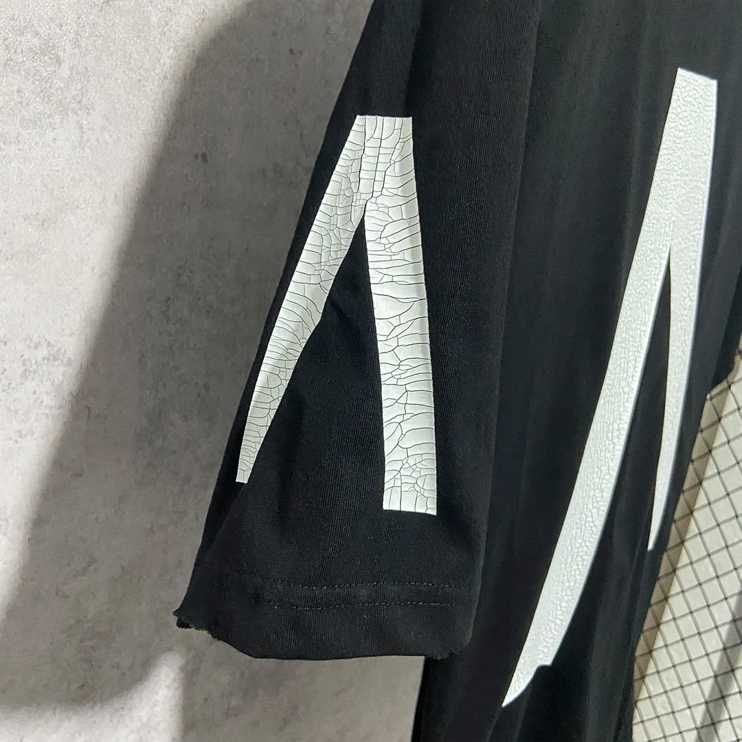 🅿️180 9121# Real shot top version [[BALENCIA*GA] official website quality Paris new joint music collaboration cracked stretch crack short-sleeved T-shirt OS version loose dropped shoulders Unisex style Fabric: 260g 100% cotton double yarn Craftsmanship: front and rear panels left and right sleeves crack print Garment wash worn distressed solid color Color: black (cracked) gray (cracked) Size: XS S M L