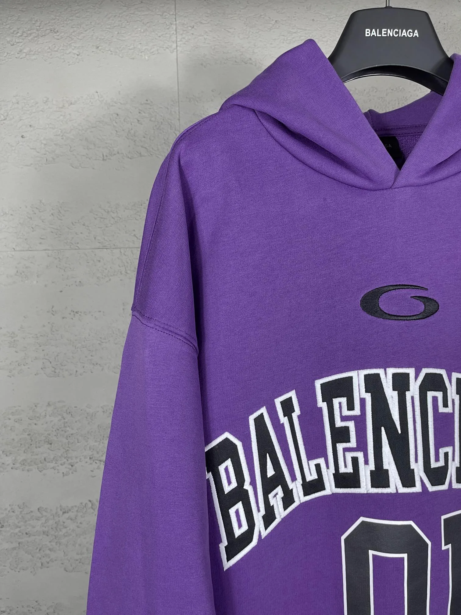 🅿️350 Actual pictures [Top version. Official website quality] BALENCI*GA/Paris.SS25 latest basketball uniform embroidered printed hooded long-sleeved sweatshirt. The front embroidery is embroidered and printed using a Tajima computer embroidery machine, the lower left corner is stamped, and the back piece is printed. The brick cabinets are synchronized. The authentic product is developed at the first time. The fabric is made of Paris ZP custom-woven and dyed cotton sweatshirt. Weighing 460 grams, the cloth surface is clean. The cloth pattern is clear, soft and comfortable. The threads are dyed with no color difference. The printing uses environmentally friendly imported materials, the letters are clear and the effect is three-dimensional. The version adopts OS loose shoulder design. Same style for men and women. Code: BL258959 Color: Black Purple Blue Green Size: XS S M L