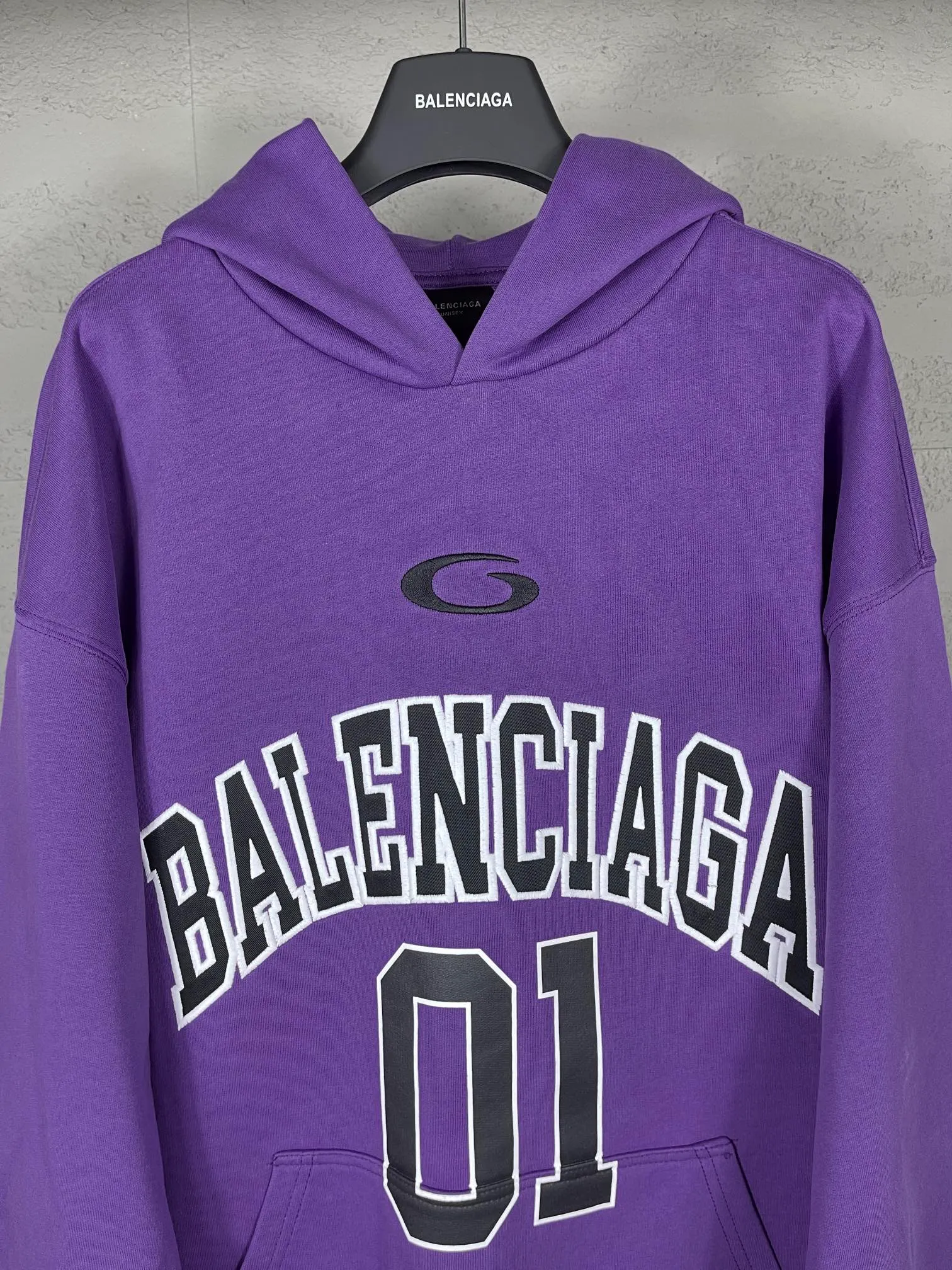 🅿️350 Actual pictures [Top version. Official website quality] BALENCI*GA/Paris.SS25 latest basketball uniform embroidered printed hooded long-sleeved sweatshirt. The front embroidery is embroidered and printed using a Tajima computer embroidery machine, the lower left corner is stamped, and the back piece is printed. The brick cabinets are synchronized. The authentic product is developed at the first time. The fabric is made of Paris ZP custom-woven and dyed cotton sweatshirt. Weighing 460 grams, the cloth surface is clean. The cloth pattern is clear, soft and comfortable. The threads are dyed with no color difference. The printing uses environmentally friendly imported materials, the letters are clear and the effect is three-dimensional. The version adopts OS loose shoulder design. Same style for men and women. Code: BL258959 Color: Black Purple Blue Green Size: XS S M L