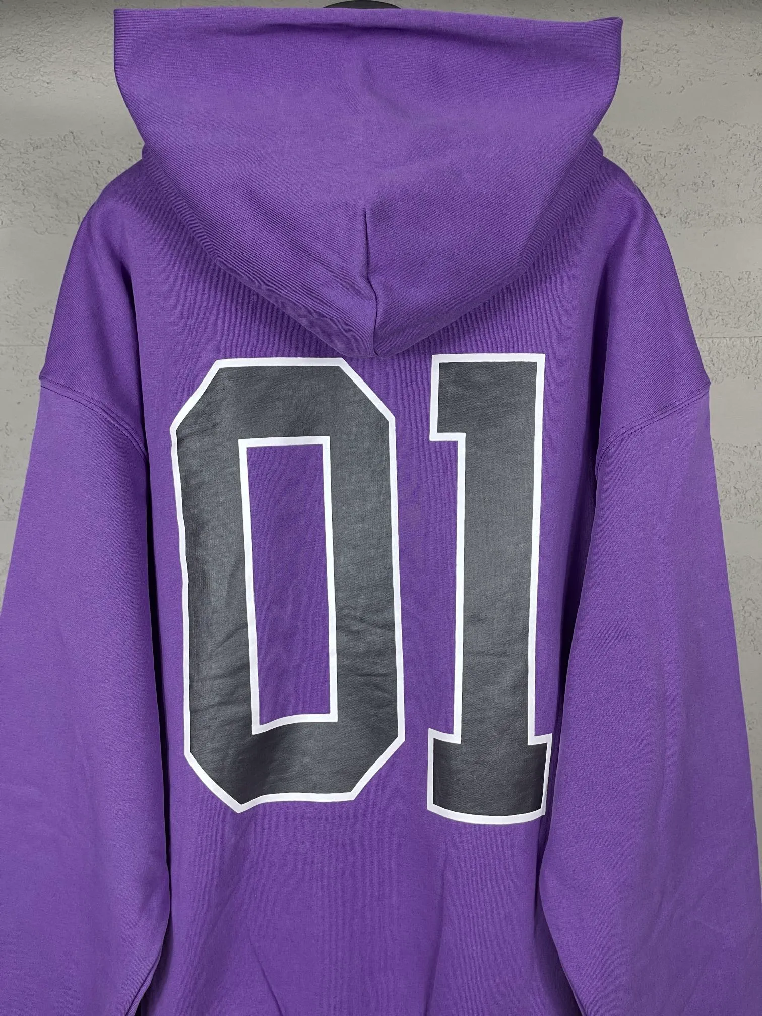 🅿️350 Actual pictures [Top version. Official website quality] BALENCI*GA/Paris.SS25 latest basketball uniform embroidered printed hooded long-sleeved sweatshirt. The front embroidery is embroidered and printed using a Tajima computer embroidery machine, the lower left corner is stamped, and the back piece is printed. The brick cabinets are synchronized. The authentic product is developed at the first time. The fabric is made of Paris ZP custom-woven and dyed cotton sweatshirt. Weighing 460 grams, the cloth surface is clean. The cloth pattern is clear, soft and comfortable. The threads are dyed with no color difference. The printing uses environmentally friendly imported materials, the letters are clear and the effect is three-dimensional. The version adopts OS loose shoulder design. Same style for men and women. Code: BL258959 Color: Black Purple Blue Green Size: XS S M L