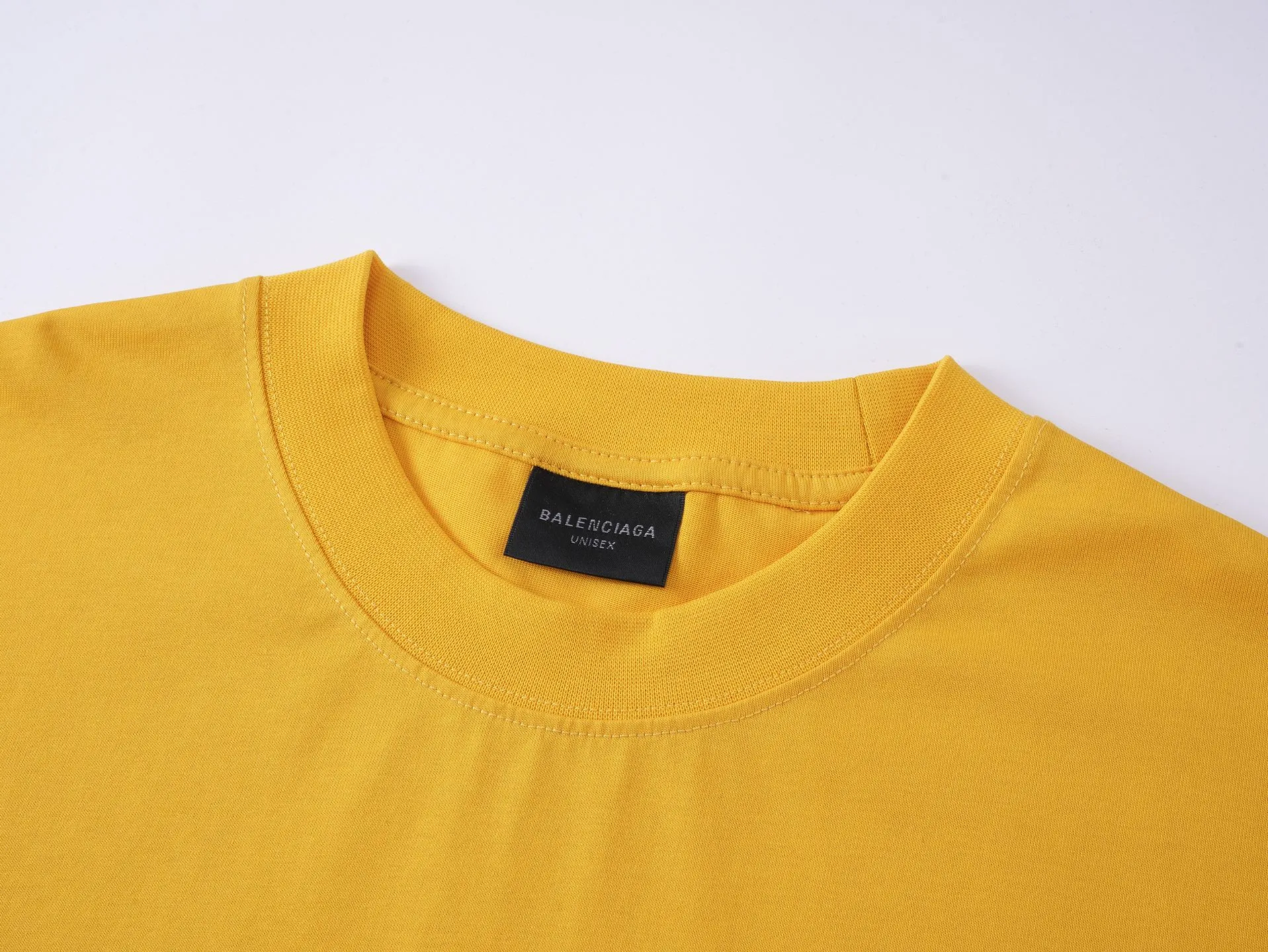 🅿️170 photos [Top version. Official website quality] BALENCI*GA/Paris. SS25 latest model, Paris co-branded Scholl printed short-sleeved T-shirt. Brick cabinet synchronization. Genuine product developed at the first time, welcome to compare! The fabric is made of Paris ZP custom-woven and dyed cotton double yarn. Weighing 260 grams, the cloth surface is clean. The cloth pattern is clear, soft and comfortable. The threads are dyed with no color difference. The printing uses environmentally friendly imported rubber paddles. The letters are clear and the effect is three-dimensional. The version adopts OS loose shoulder design. Same style for men and women. Code: BL253688 Color: black, yellow Size: XS S M L