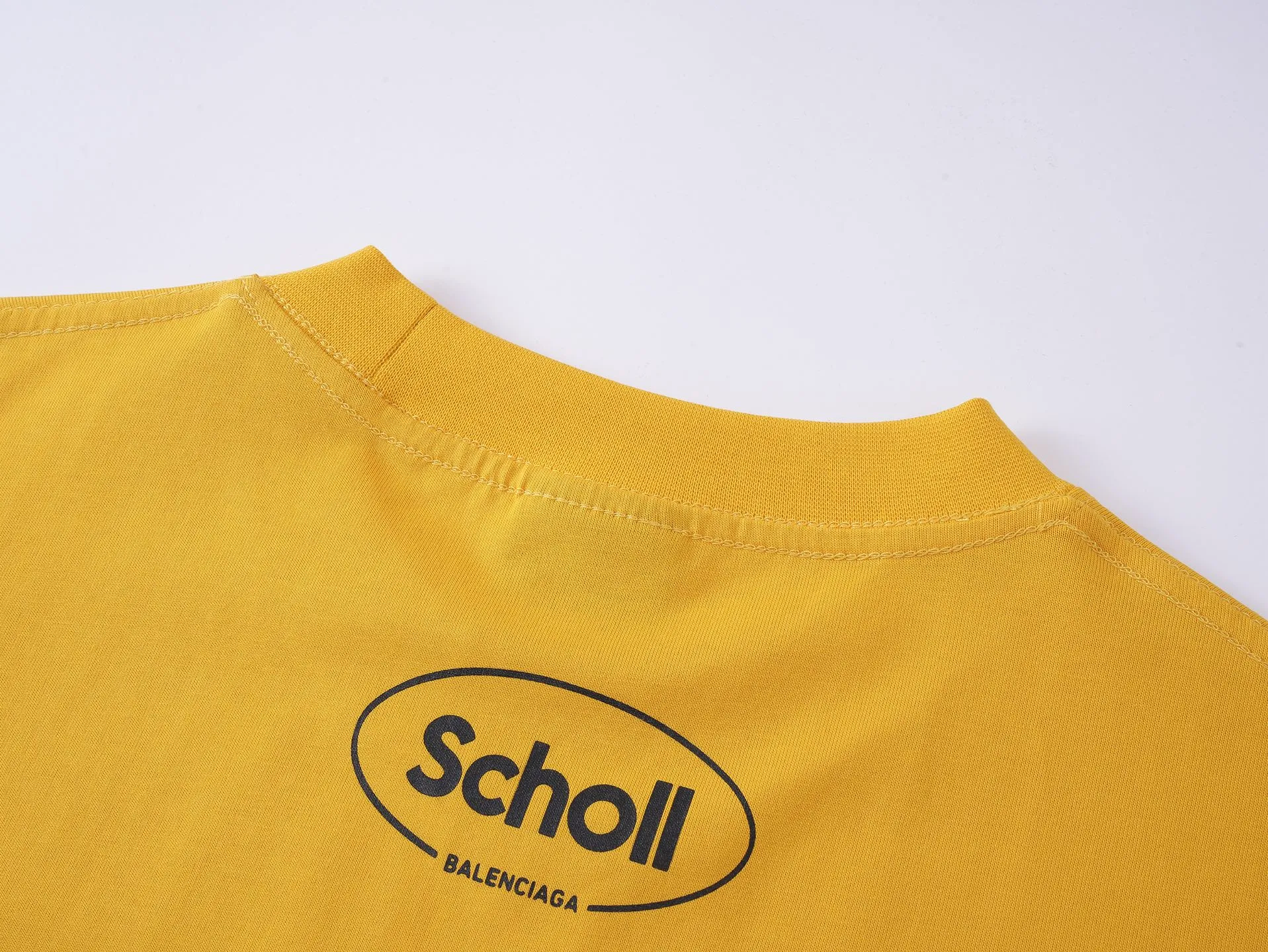 🅿️170 photos [Top version. Official website quality] BALENCI*GA/Paris. SS25 latest model, Paris co-branded Scholl printed short-sleeved T-shirt. Brick cabinet synchronization. Genuine product developed at the first time, welcome to compare! The fabric is made of Paris ZP custom-woven and dyed cotton double yarn. Weighing 260 grams, the cloth surface is clean. The cloth pattern is clear, soft and comfortable. The threads are dyed with no color difference. The printing uses environmentally friendly imported rubber paddles. The letters are clear and the effect is three-dimensional. The version adopts OS loose shoulder design. Same style for men and women. Code: BL253688 Color: black, yellow Size: XS S M L