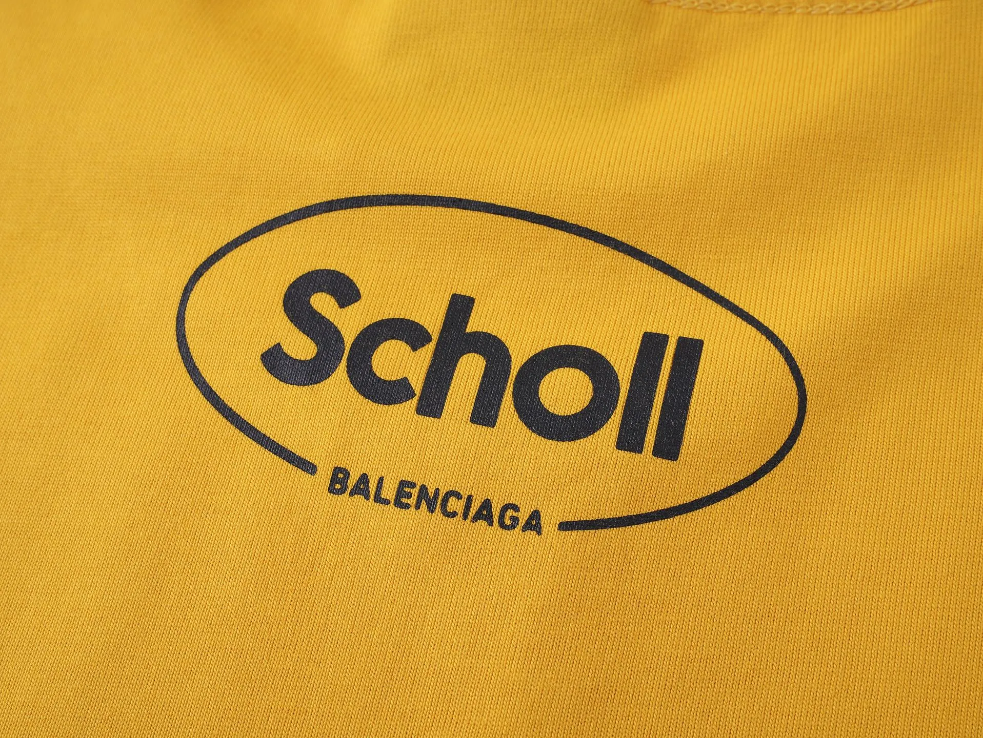 🅿️170 photos [Top version. Official website quality] BALENCI*GA/Paris. SS25 latest model, Paris co-branded Scholl printed short-sleeved T-shirt. Brick cabinet synchronization. Genuine product developed at the first time, welcome to compare! The fabric is made of Paris ZP custom-woven and dyed cotton double yarn. Weighing 260 grams, the cloth surface is clean. The cloth pattern is clear, soft and comfortable. The threads are dyed with no color difference. The printing uses environmentally friendly imported rubber paddles. The letters are clear and the effect is three-dimensional. The version adopts OS loose shoulder design. Same style for men and women. Code: BL253688 Color: black, yellow Size: XS S M L