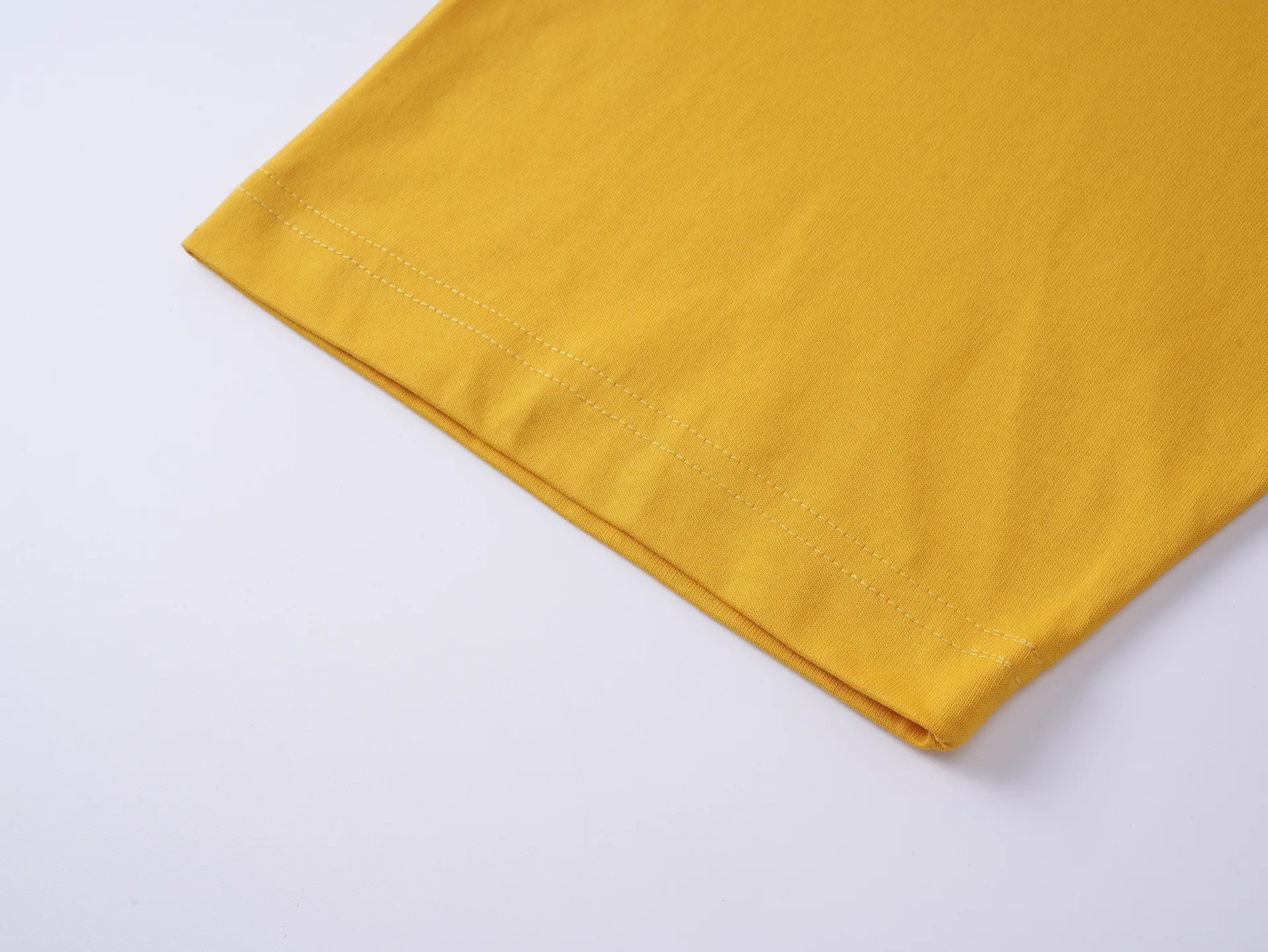 🅿️170 photos [Top version. Official website quality] BALENCI*GA/Paris. SS25 latest model, Paris co-branded Scholl printed short-sleeved T-shirt. Brick cabinet synchronization. Genuine product developed at the first time, welcome to compare! The fabric is made of Paris ZP custom-woven and dyed cotton double yarn. Weighing 260 grams, the cloth surface is clean. The cloth pattern is clear, soft and comfortable. The threads are dyed with no color difference. The printing uses environmentally friendly imported rubber paddles. The letters are clear and the effect is three-dimensional. The version adopts OS loose shoulder design. Same style for men and women. Code: BL253688 Color: black, yellow Size: XS S M L