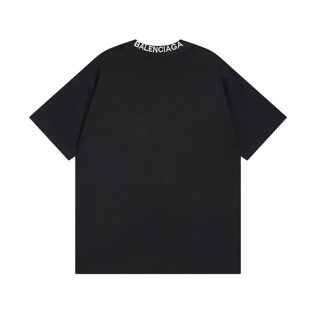 🅿️180 Detail Picture [Top version. Official website quality] BALENCI*GA/Paris BALENCI*GA#520. Limited to the latest model, 520 love. Short-sleeved T-shirt with embroidered LOGO on the neck. Brick cabinet synchronization. The fabric is made of Paris ZP custom-woven and dyed 100% cotton double yarn compact cotton. The weight is 260 grams. The cloth surface is clean. The cloth pattern is clear. Soft and comfortable. Good color fastness. Not easy to change color. The threads are woven and dyed with no color difference. The printing uses computer direct printing, and the rib embroidery on the back collar has a three-dimensional effect. The version adopts the OS loose shoulder style. Same style for men and women. Code: BL223105 Color: black, off-white, pink Size: XS to L