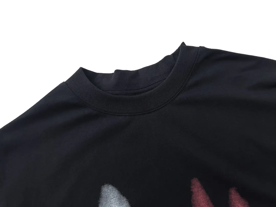 🅿️180 Detail Picture [Top version. Official website quality] BALENCI*GA/Paris BALENCI*GA#520. Limited to the latest model, 520 love. Short-sleeved T-shirt with embroidered LOGO on the neck. Brick cabinet synchronization. The fabric is made of Paris ZP custom-woven and dyed 100% cotton double yarn compact cotton. The weight is 260 grams. The cloth surface is clean. The cloth pattern is clear. Soft and comfortable. Good color fastness. Not easy to change color. The threads are woven and dyed with no color difference. The printing uses computer direct printing, and the rib embroidery on the back collar has a three-dimensional effect. The version adopts the OS loose shoulder style. Same style for men and women. Code: BL223105 Color: black, off-white, pink Size: XS to L
