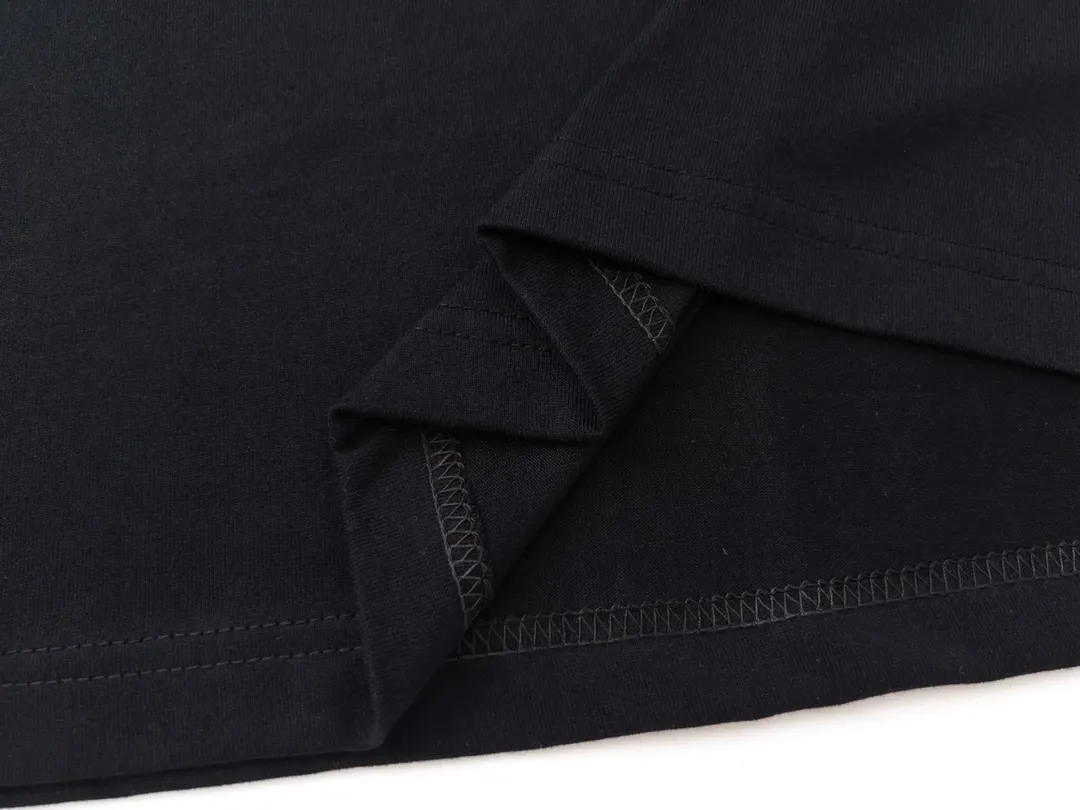 🅿️180 Detail Picture [Top version. Official website quality] BALENCI*GA/Paris BALENCI*GA#520. Limited to the latest model, 520 love. Short-sleeved T-shirt with embroidered LOGO on the neck. Brick cabinet synchronization. The fabric is made of Paris ZP custom-woven and dyed 100% cotton double yarn compact cotton. The weight is 260 grams. The cloth surface is clean. The cloth pattern is clear. Soft and comfortable. Good color fastness. Not easy to change color. The threads are woven and dyed with no color difference. The printing uses computer direct printing, and the rib embroidery on the back collar has a three-dimensional effect. The version adopts the OS loose shoulder style. Same style for men and women. Code: BL223105 Color: black, off-white, pink Size: XS to L