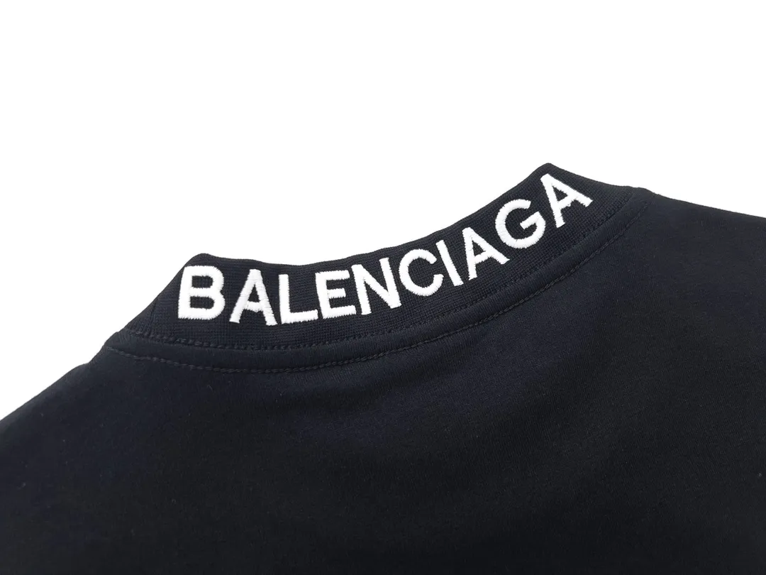 🅿️180 Detail Picture [Top version. Official website quality] BALENCI*GA/Paris BALENCI*GA#520. Limited to the latest model, 520 love. Short-sleeved T-shirt with embroidered LOGO on the neck. Brick cabinet synchronization. The fabric is made of Paris ZP custom-woven and dyed 100% cotton double yarn compact cotton. The weight is 260 grams. The cloth surface is clean. The cloth pattern is clear. Soft and comfortable. Good color fastness. Not easy to change color. The threads are woven and dyed with no color difference. The printing uses computer direct printing, and the rib embroidery on the back collar has a three-dimensional effect. The version adopts the OS loose shoulder style. Same style for men and women. Code: BL223105 Color: black, off-white, pink Size: XS to L