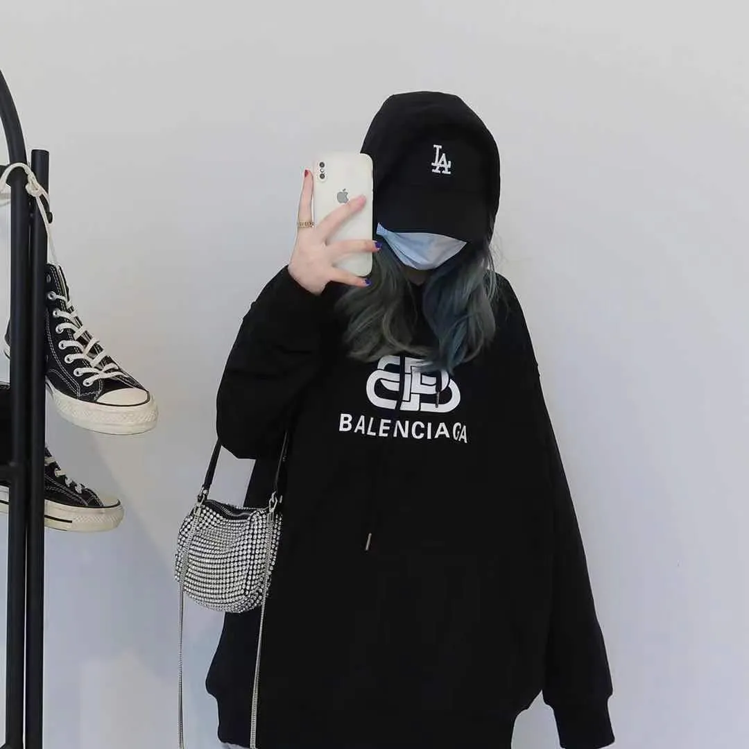 ♻️💯Refer to the model picture for the upper body❤️【New color】Top tested version Balenciaga BALENCIAGA lock printed male and female couple star same style autumn and winter pure cotton hooded sweatshirt - full set of 1:1 customized original accessories packaging (with logo Sydney paper + new moderator mark + water washing + original hang tag) The whole sweatshirt is made of 460 grams of pure cotton large terry, and the wet weight can reach 480, which is full of thickness -Note⚠️This year’s Balenciaga hoodie has embroidered eyelets on the hood‼ ️Eliminating the previous hardware eyes, this is also a detail that distinguishes low-end versions on the market‼ ️The whole piece of clothing, hat rope, thread, and fabric are produced in the same vat with 0 color difference - imported elliptical machine printing is used. Each printing is neatly aligned and the overall printing has no edges. I make every piece of clothing with conscience and strive for excellence in every link. Just to sell a piece of clothing and retain a customer. Although our products are a little more expensive than others, the expensive money is kept in the clothes and is definitely not imported into my pocket.  Color: Black Size: XS-L P:430